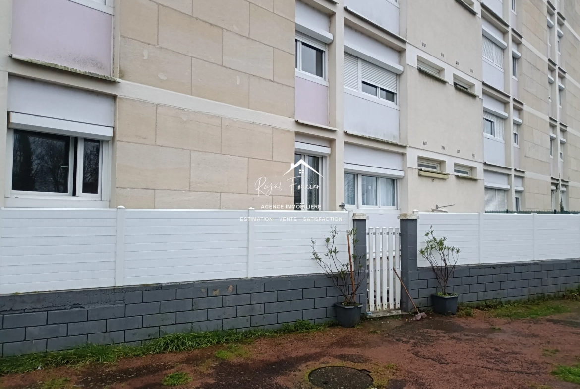 Entrée par l'arrière  Appartement T4 à vendre à Châtellerault - 82 m², proche centre-ville 