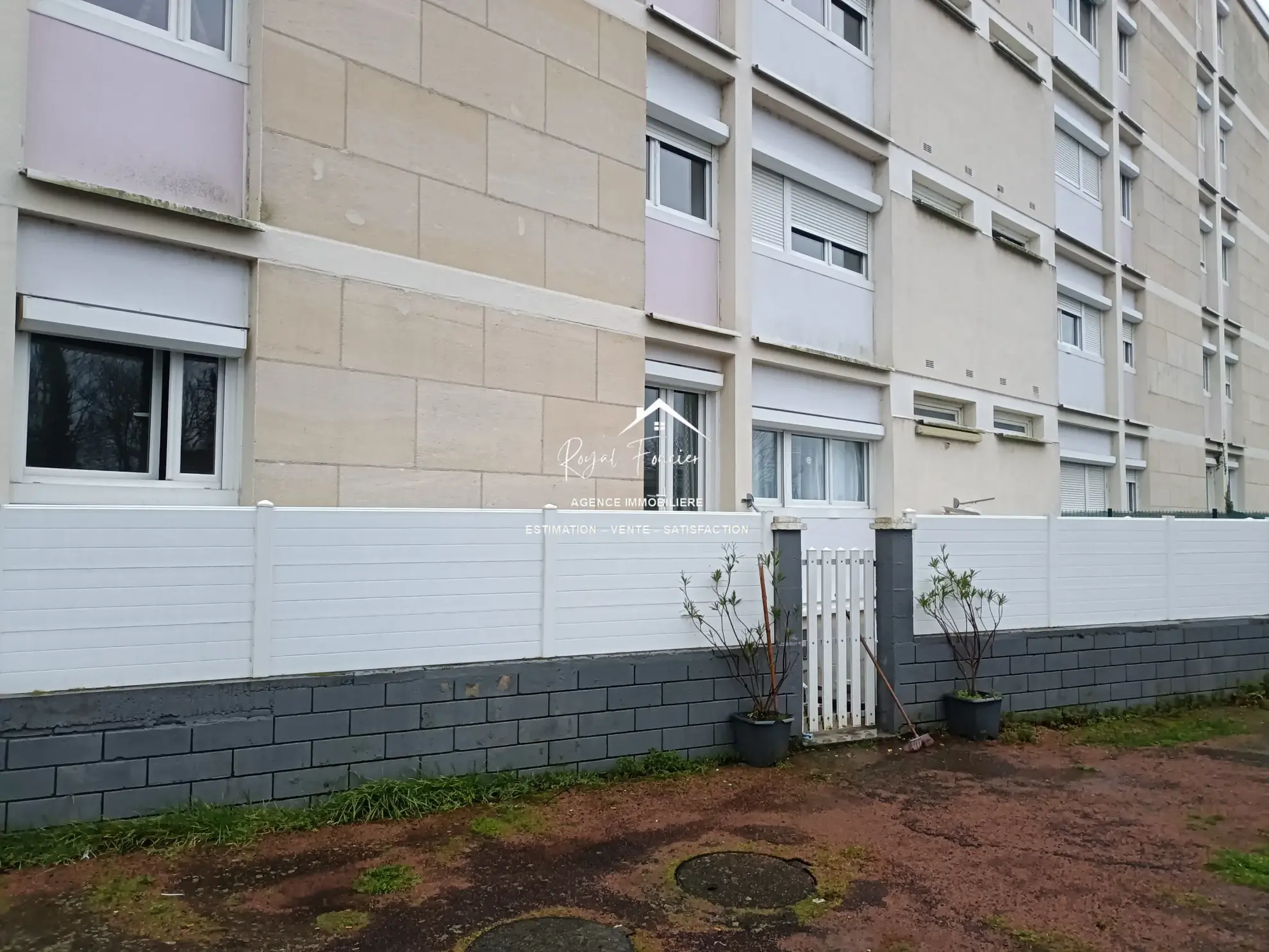 Entrée par l'arrière  Appartement T4 à vendre à Châtellerault - 82 m², proche centre-ville 