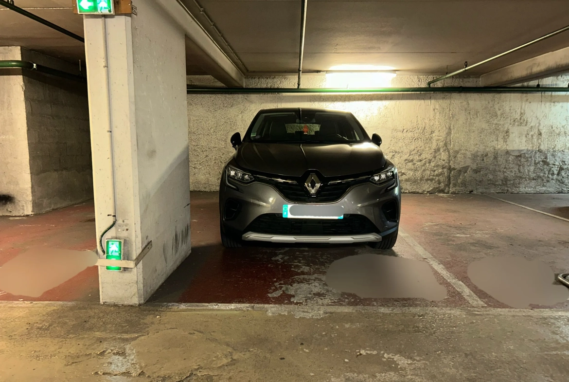 Parking sécurisé 14m² Rue de Berri, Paris 8e, proche métro 