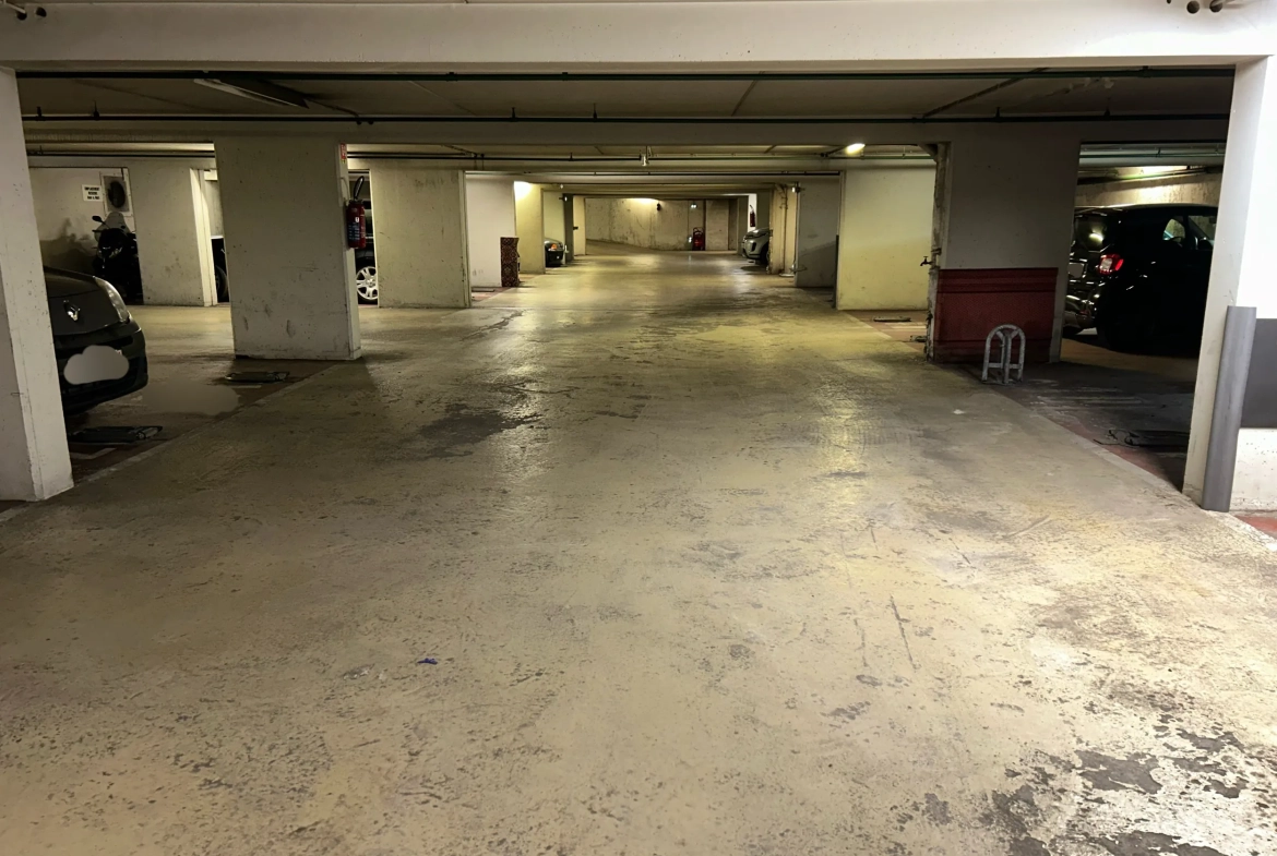 Parking sécurisé 14m² Rue de Berri, Paris 8e, proche métro 