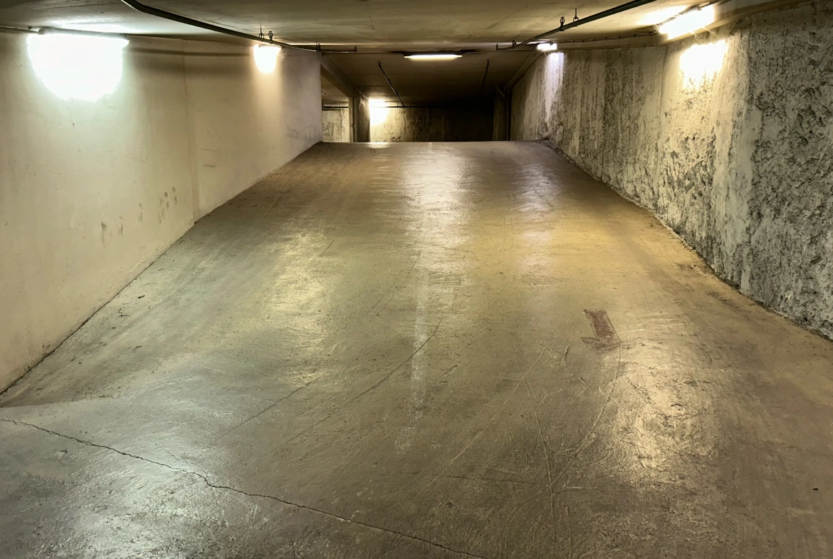 Parking sécurisé 14m² Rue de Berri, Paris 8e, proche métro 