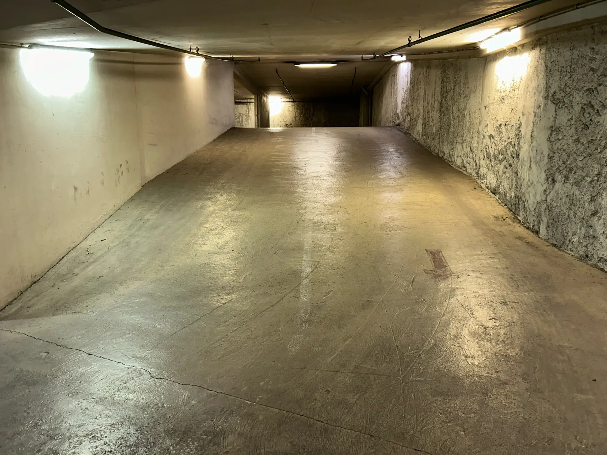 Parking sécurisé 14m² Rue de Berri, Paris 8e, proche métro 