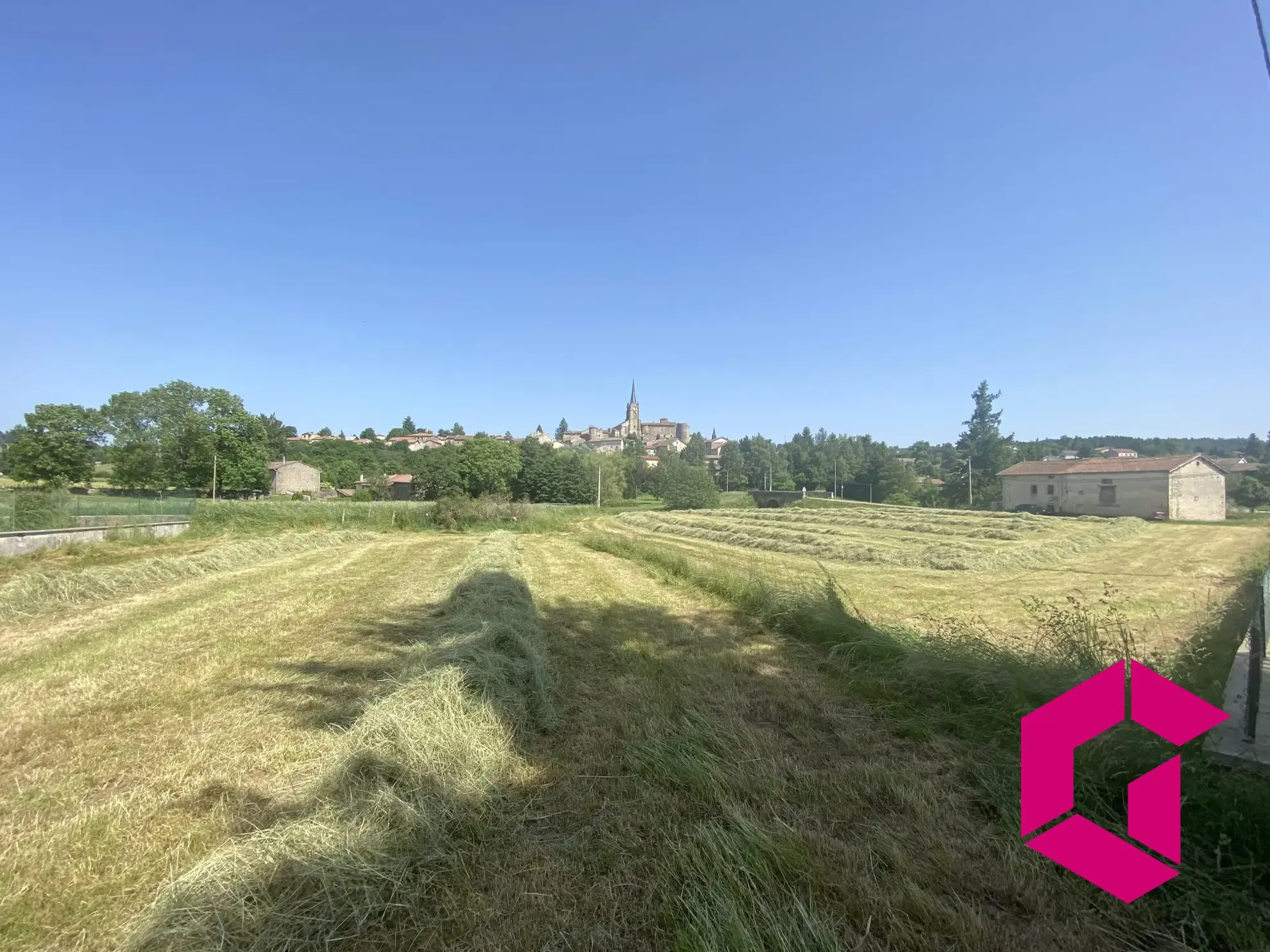 Terrain constructible de 2500 m² à Saint-Pal-de-Chalencon avec vue dégagée 
