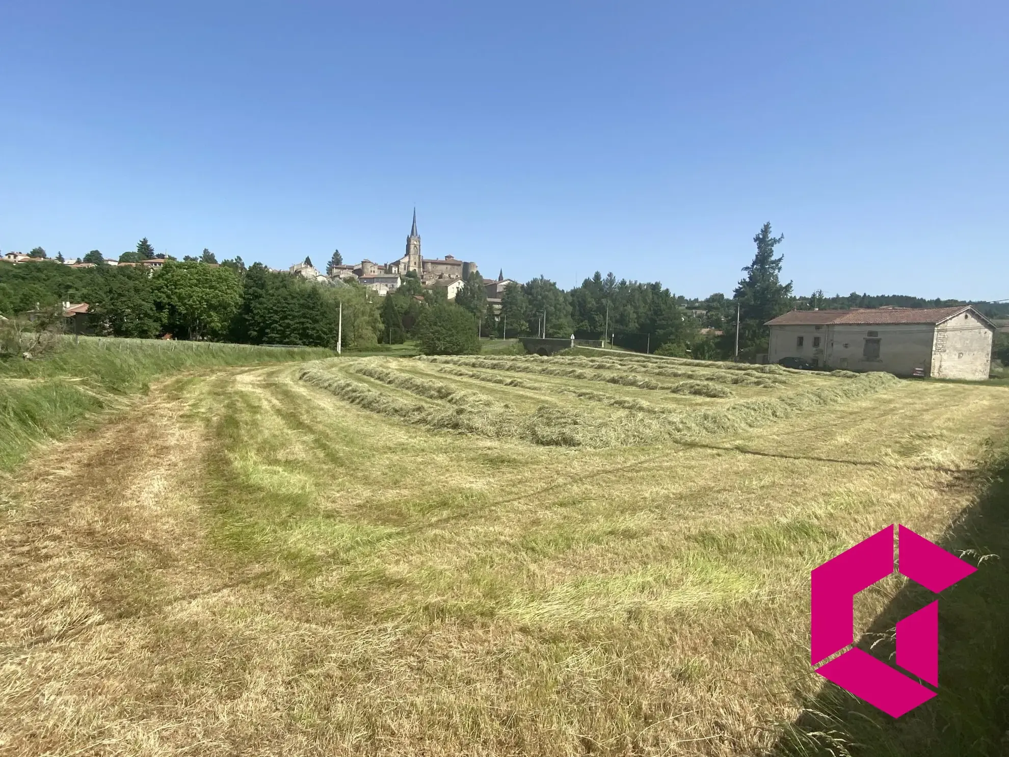 Terrain constructible de 2500 m² à Saint-Pal-de-Chalencon avec vue dégagée 