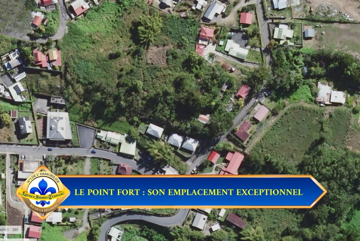 Terrain à vendre à Salazie avec maisons à rénover et potentiel de construction 
