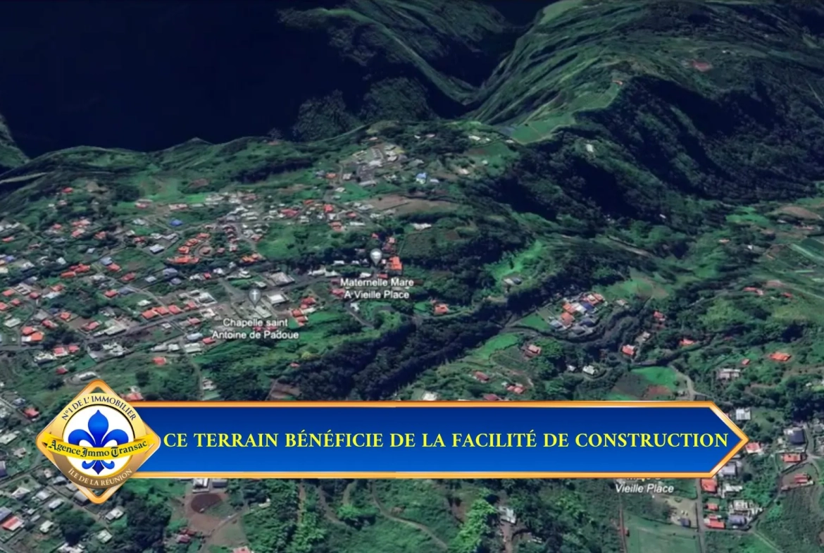 Terrain à vendre à Salazie avec maisons à rénover et potentiel de construction 