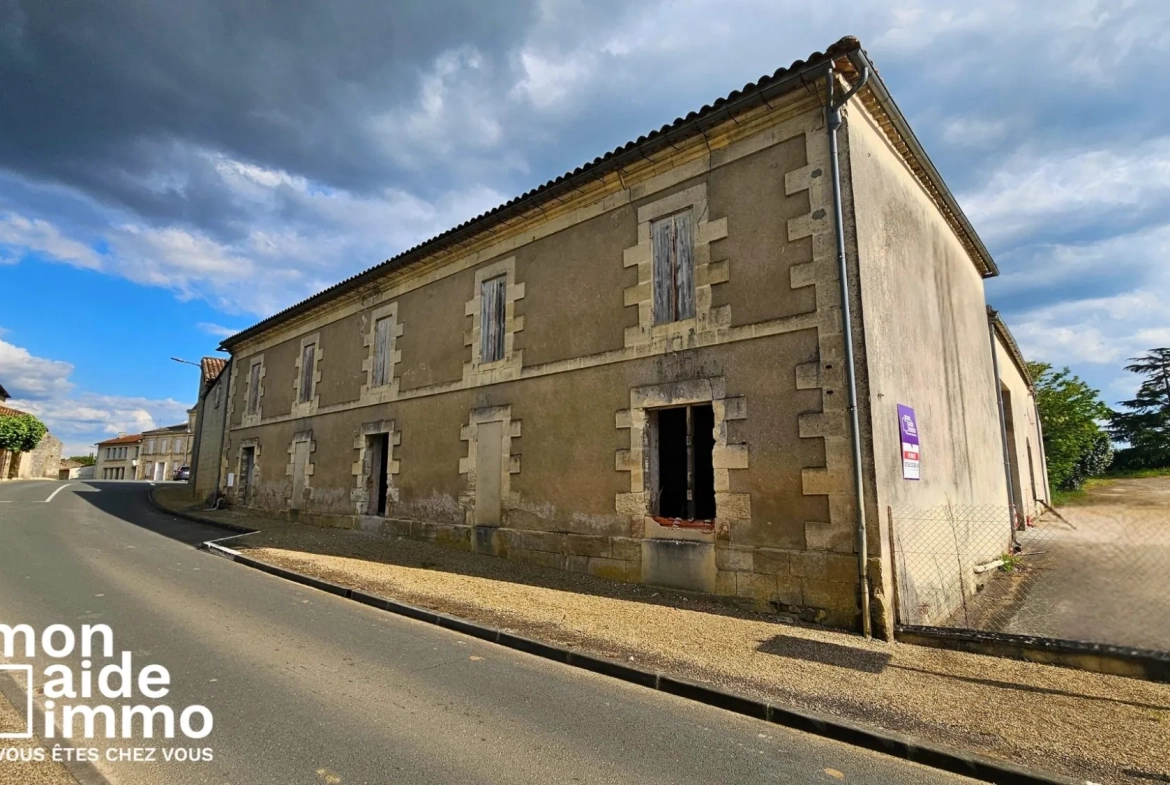 Maison de ville à rénover de 120 m² à Naujan et Postiac avec cour et parking privé 