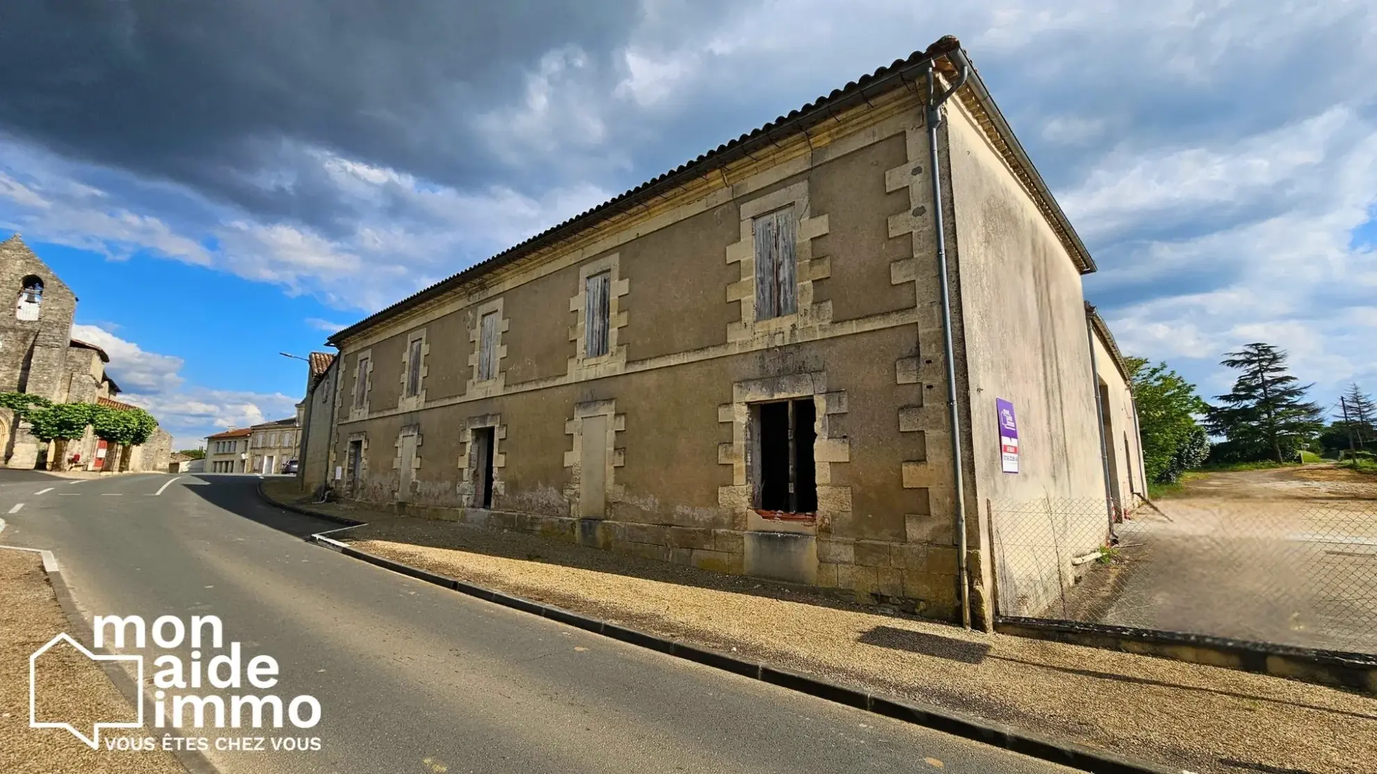 Maison de ville à rénover de 120 m² à Naujan et Postiac avec cour et parking privé 