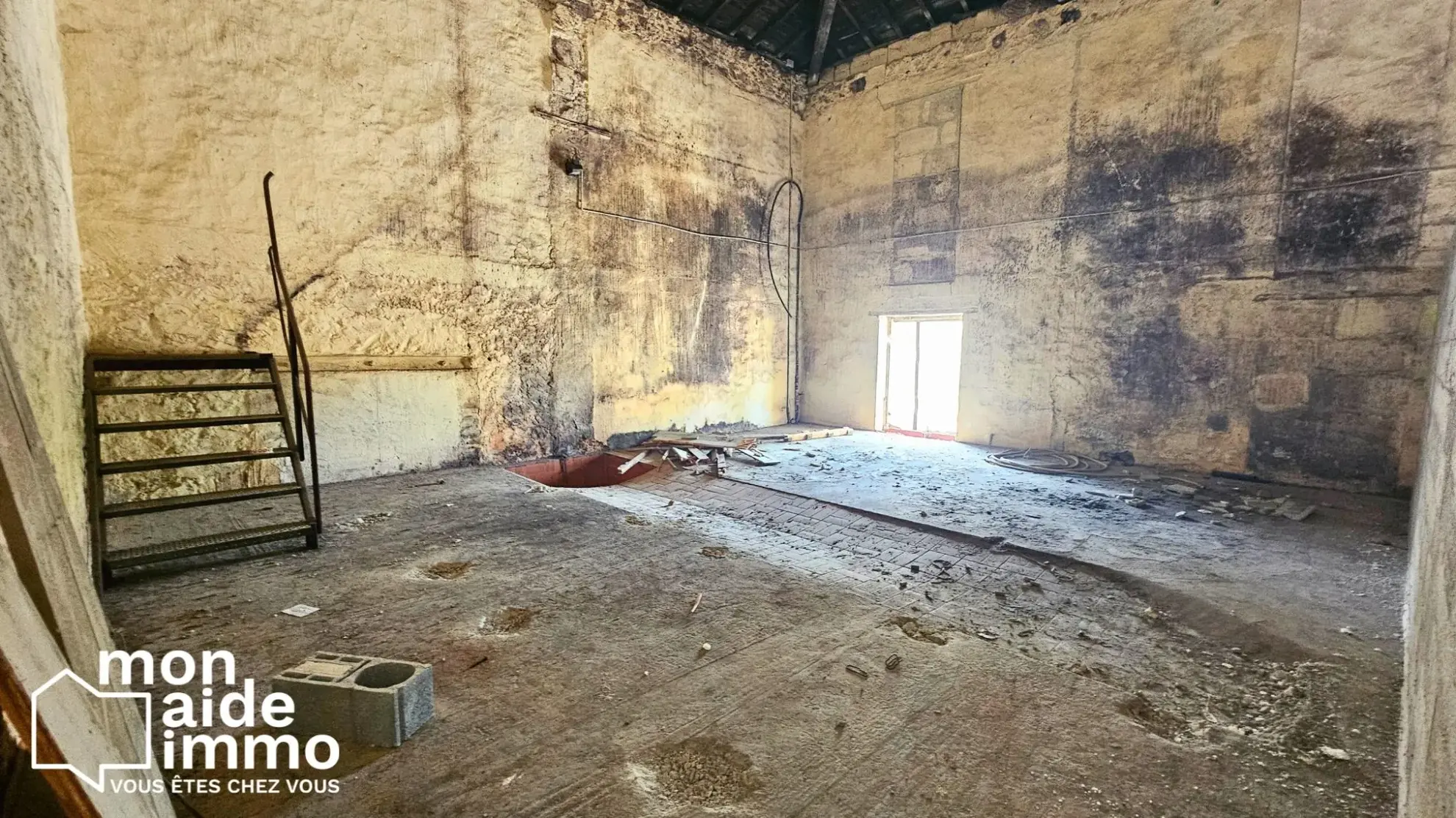Maison de ville à rénover de 120 m² à Naujan et Postiac avec cour et parking privé 