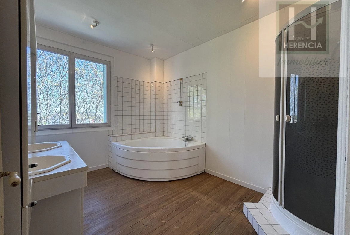 Belle maison à Angoulême de 129 m² proche gare et centre-ville avec terrasse 