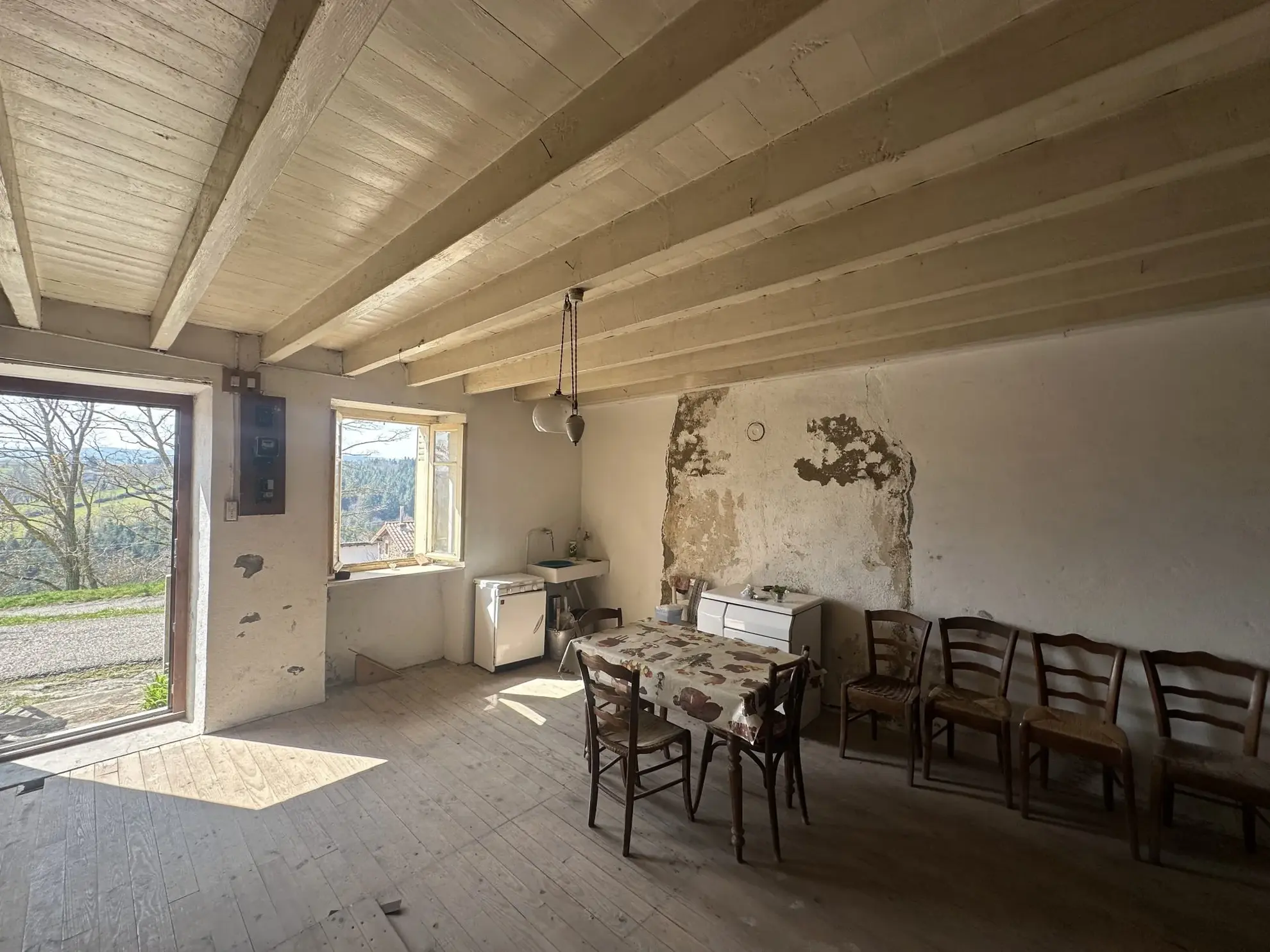 Maison à rénover avec grange à Perigneux - Charmant potentiel architectural 