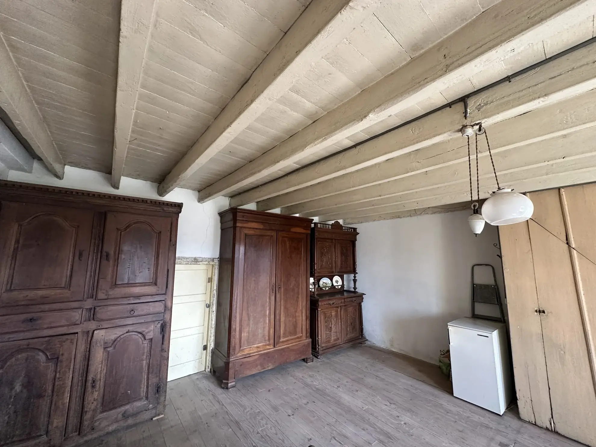 Maison à rénover avec grange à Perigneux - Charmant potentiel architectural 