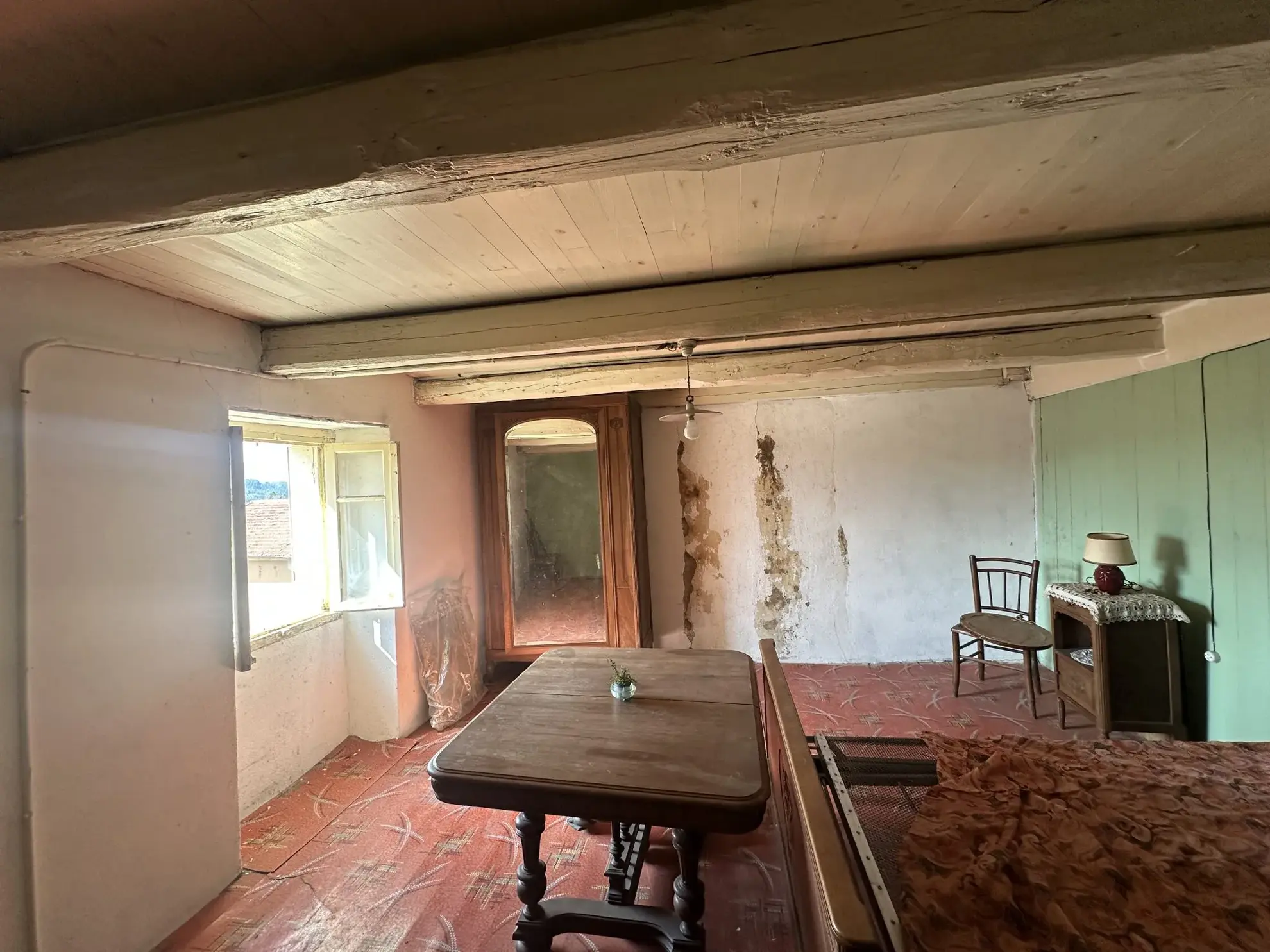 Maison à rénover avec grange à Perigneux - Charmant potentiel architectural 