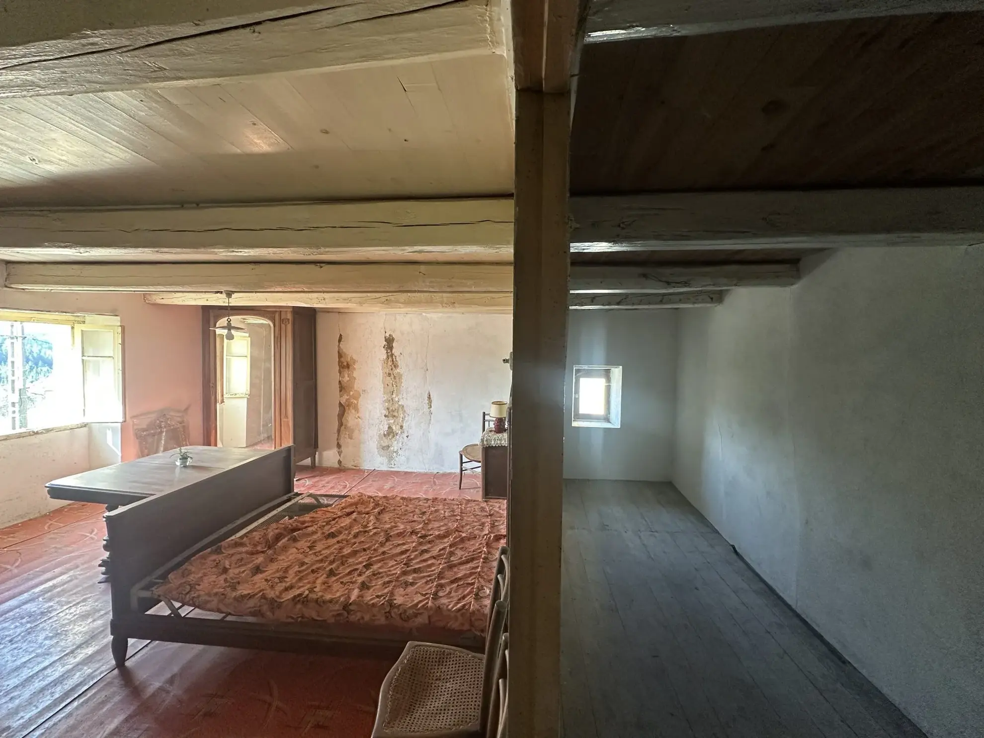 Maison à rénover avec grange à Perigneux - Charmant potentiel architectural 
