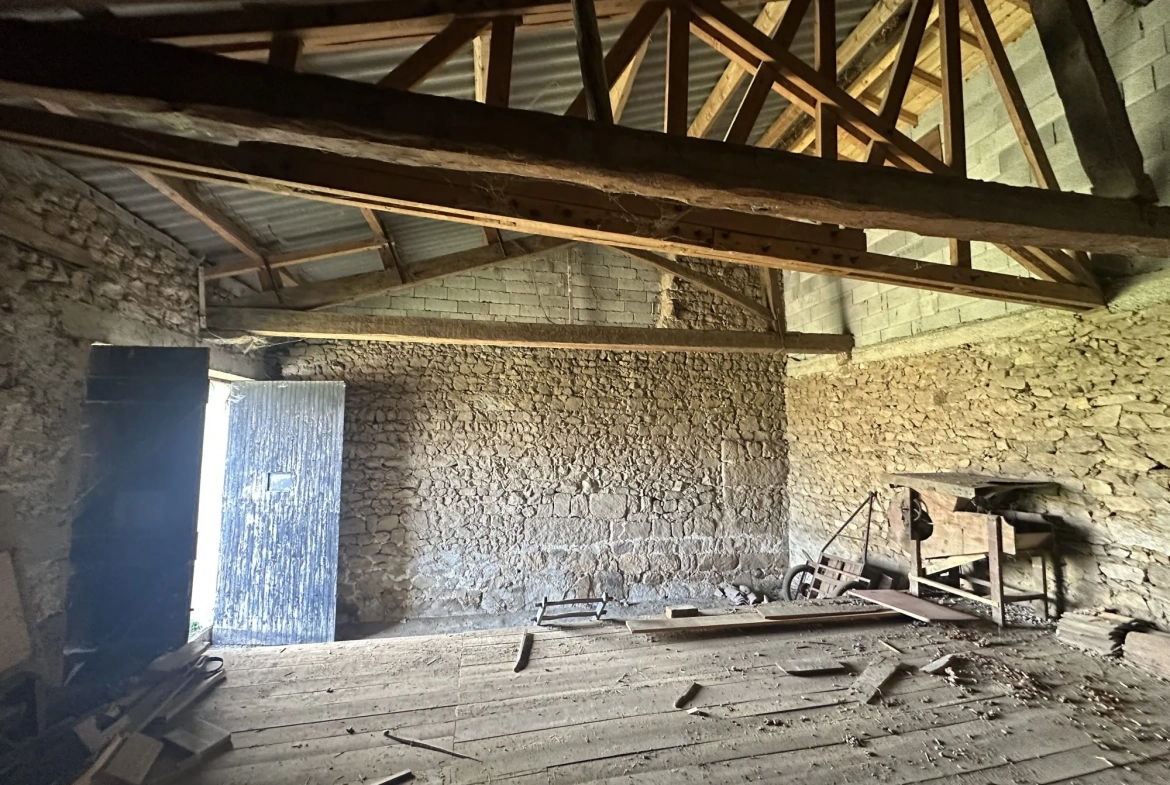 Maison à rénover avec grange à Perigneux - Charmant potentiel architectural 