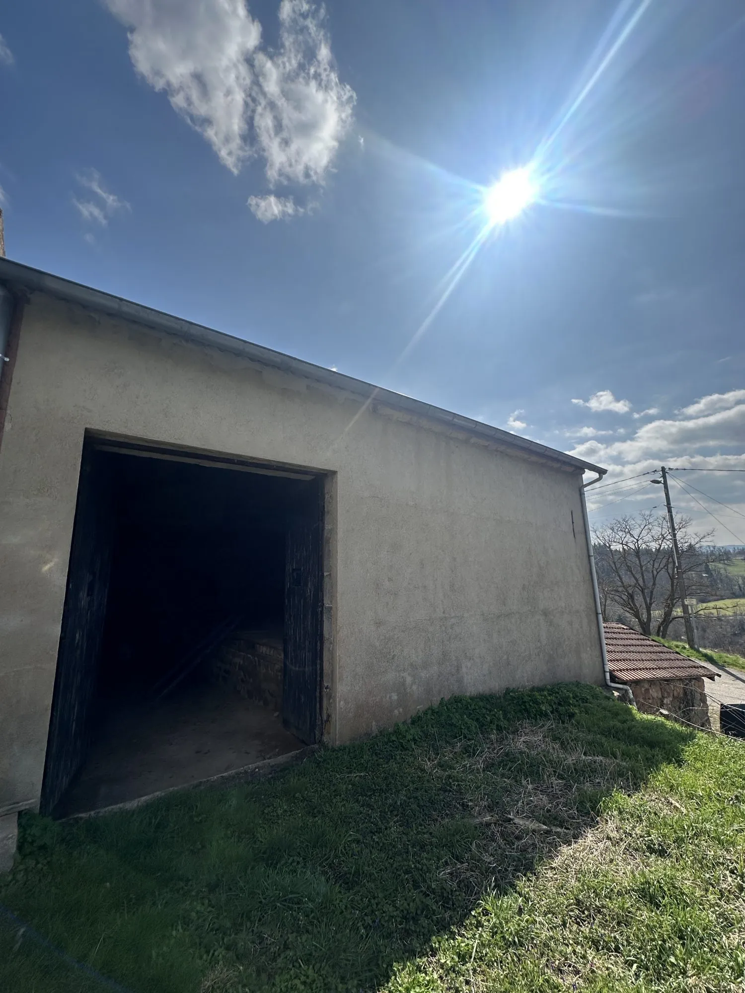 Maison à rénover avec grange à Perigneux - Charmant potentiel architectural 