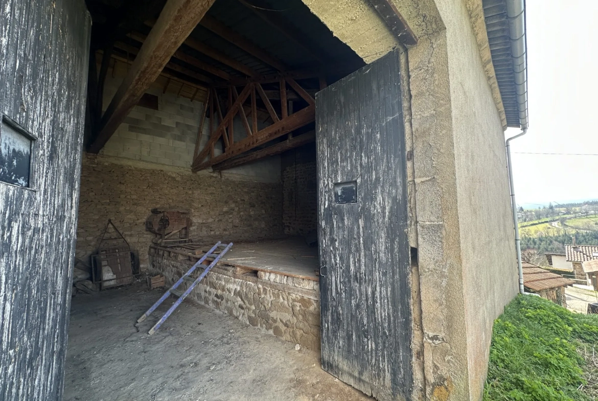 Maison à rénover avec grange à Perigneux - Charmant potentiel architectural 