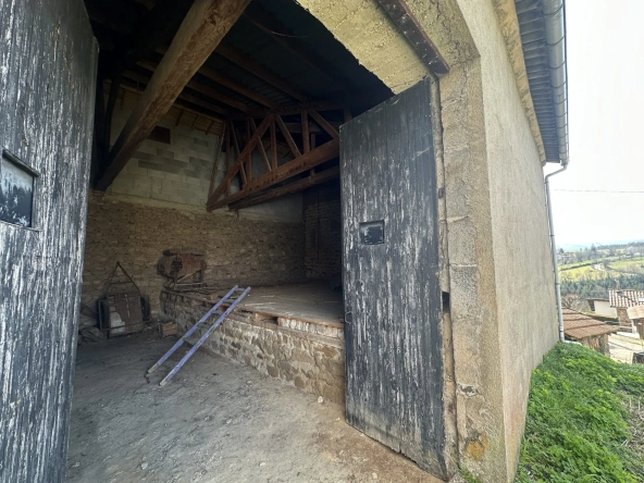 Maison à rénover avec grange à Perigneux - Charmant potentiel architectural