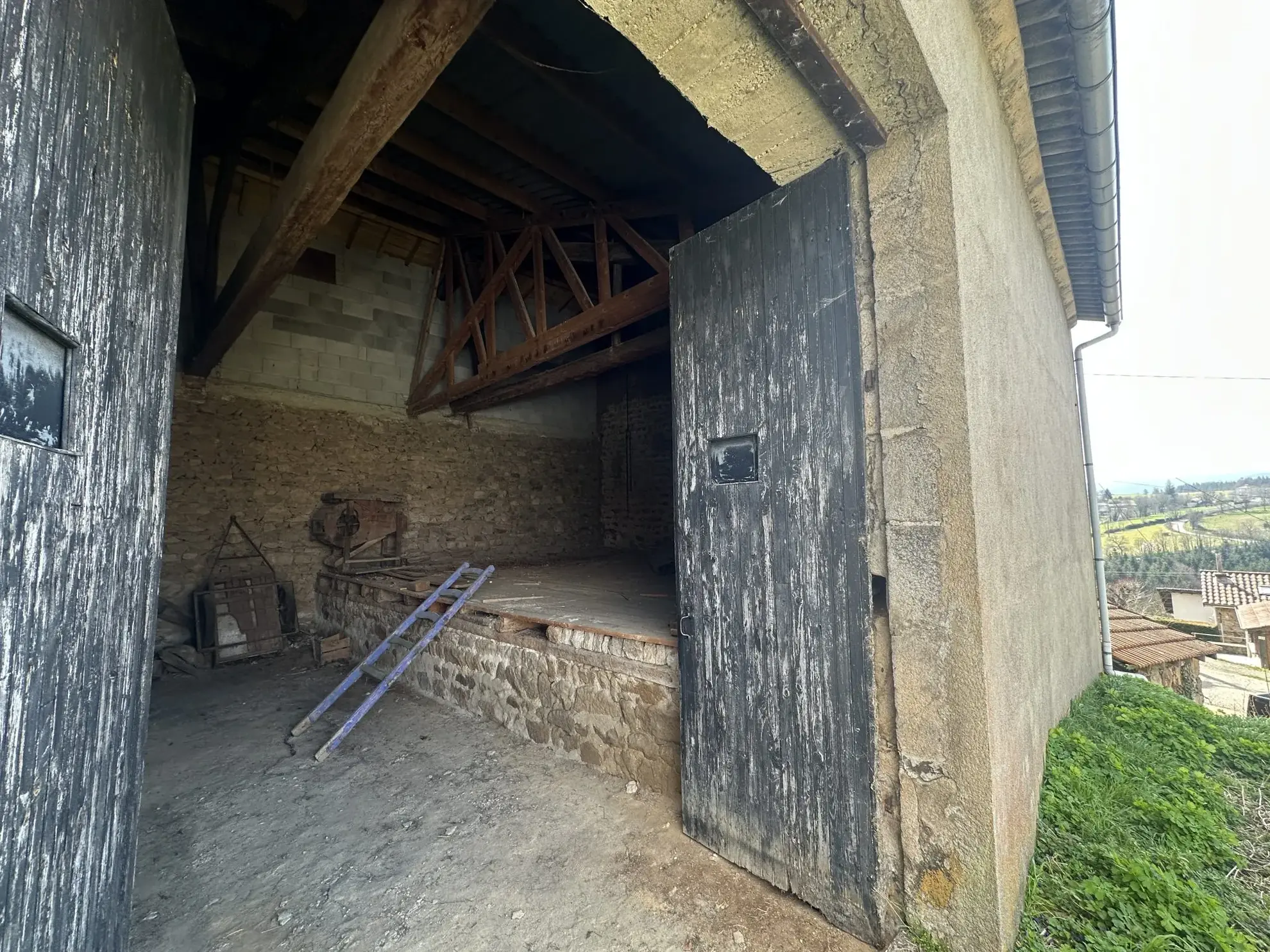 Maison à rénover avec grange à Perigneux - Charmant potentiel architectural 