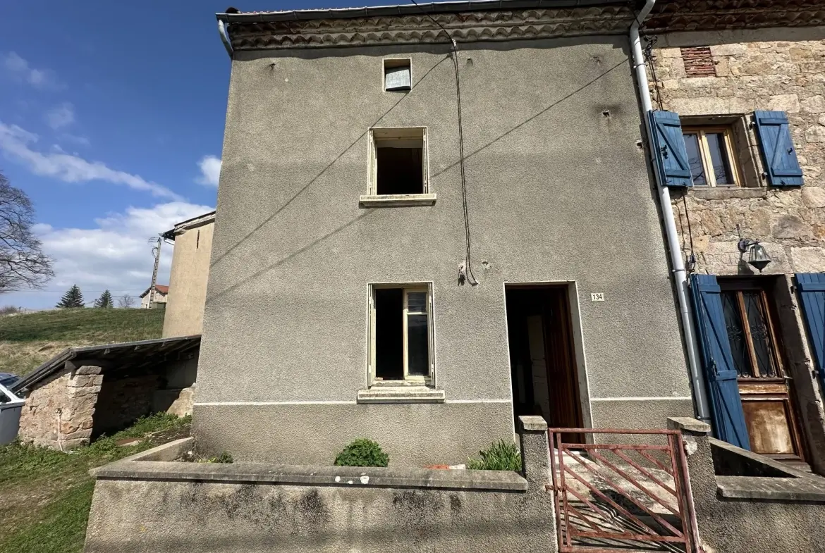 Maison à rénover avec grange à Perigneux - Charmant potentiel architectural 