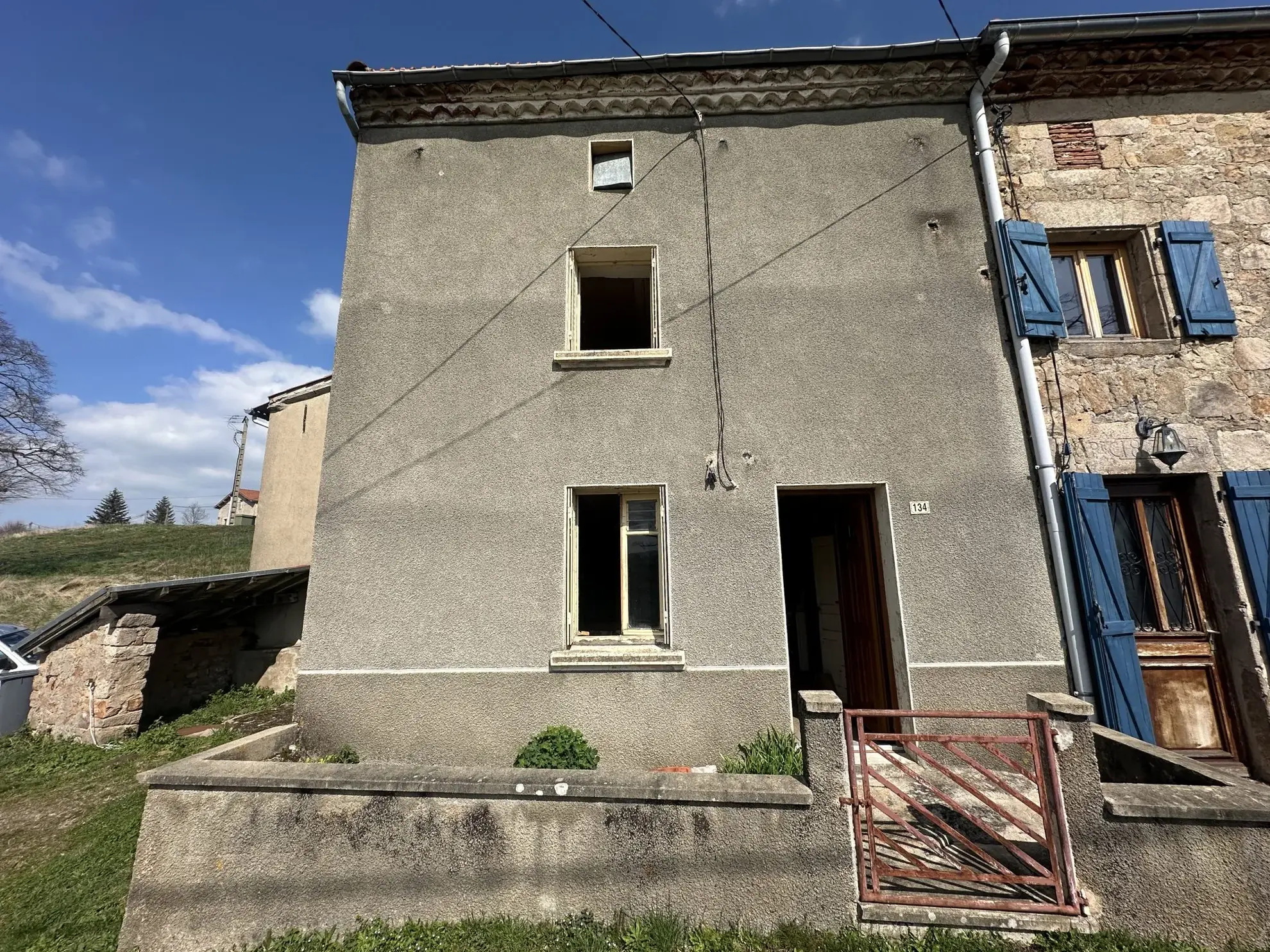 Maison à rénover avec grange à Perigneux - Charmant potentiel architectural 