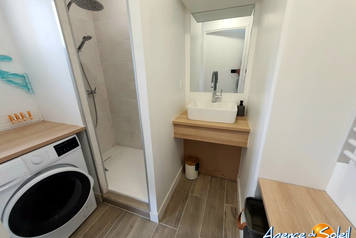 Appartement rénové avec terrasse et parking à Gruissan 