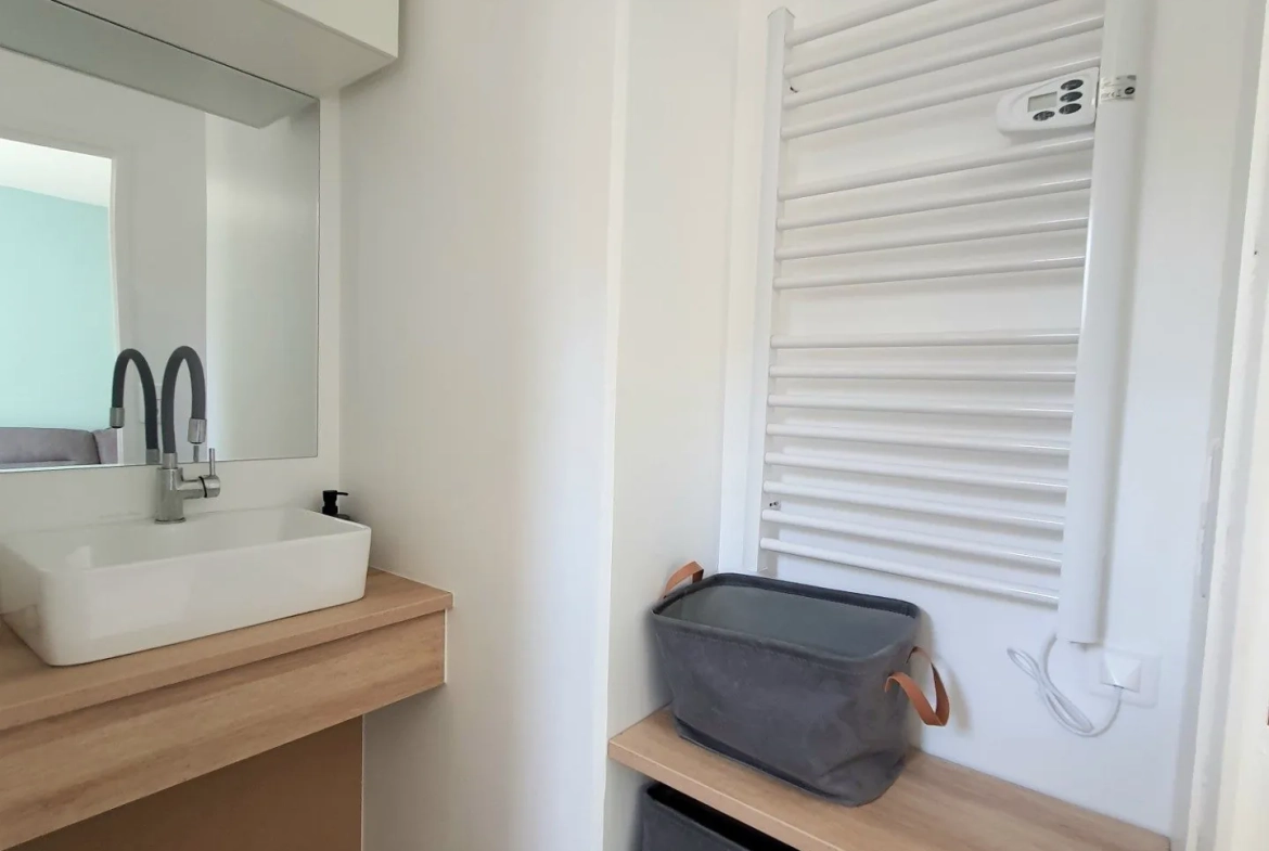 Appartement rénové avec terrasse et parking à Gruissan 