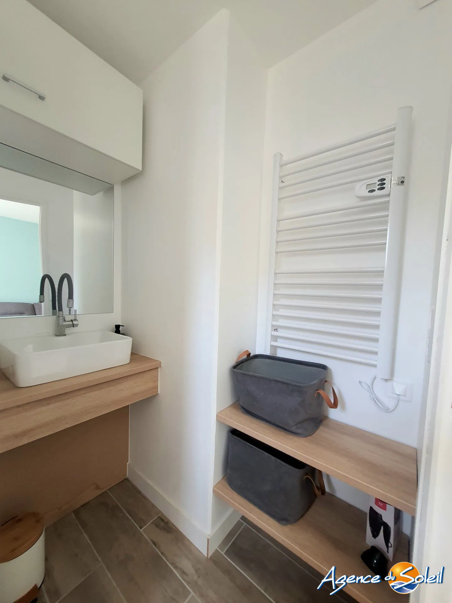 Appartement rénové avec terrasse et parking à Gruissan 