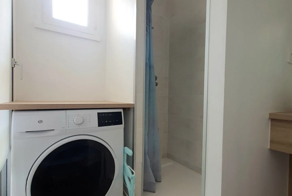 Appartement rénové avec terrasse et parking à Gruissan 