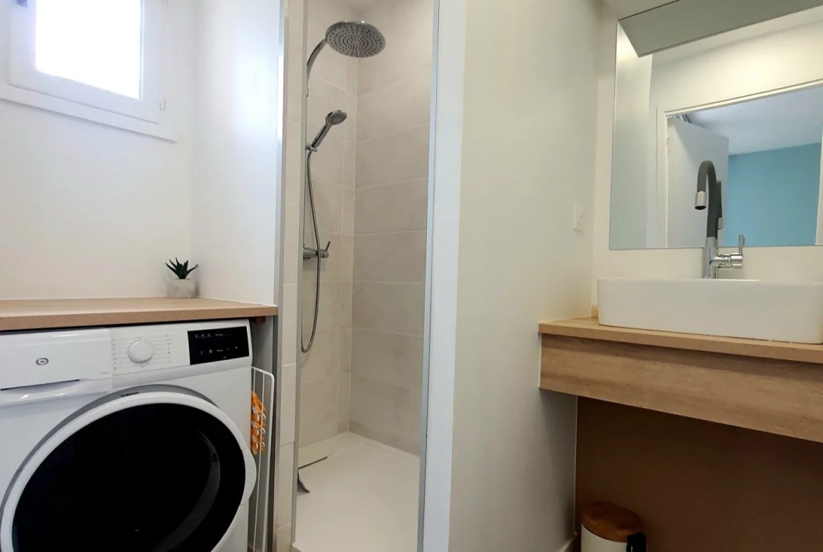 Appartement rénové avec terrasse et parking à Gruissan 