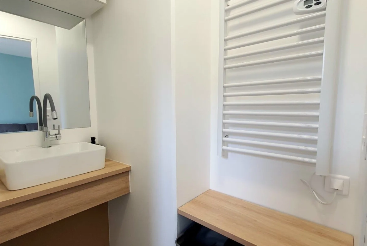 Appartement rénové avec terrasse et parking à Gruissan 