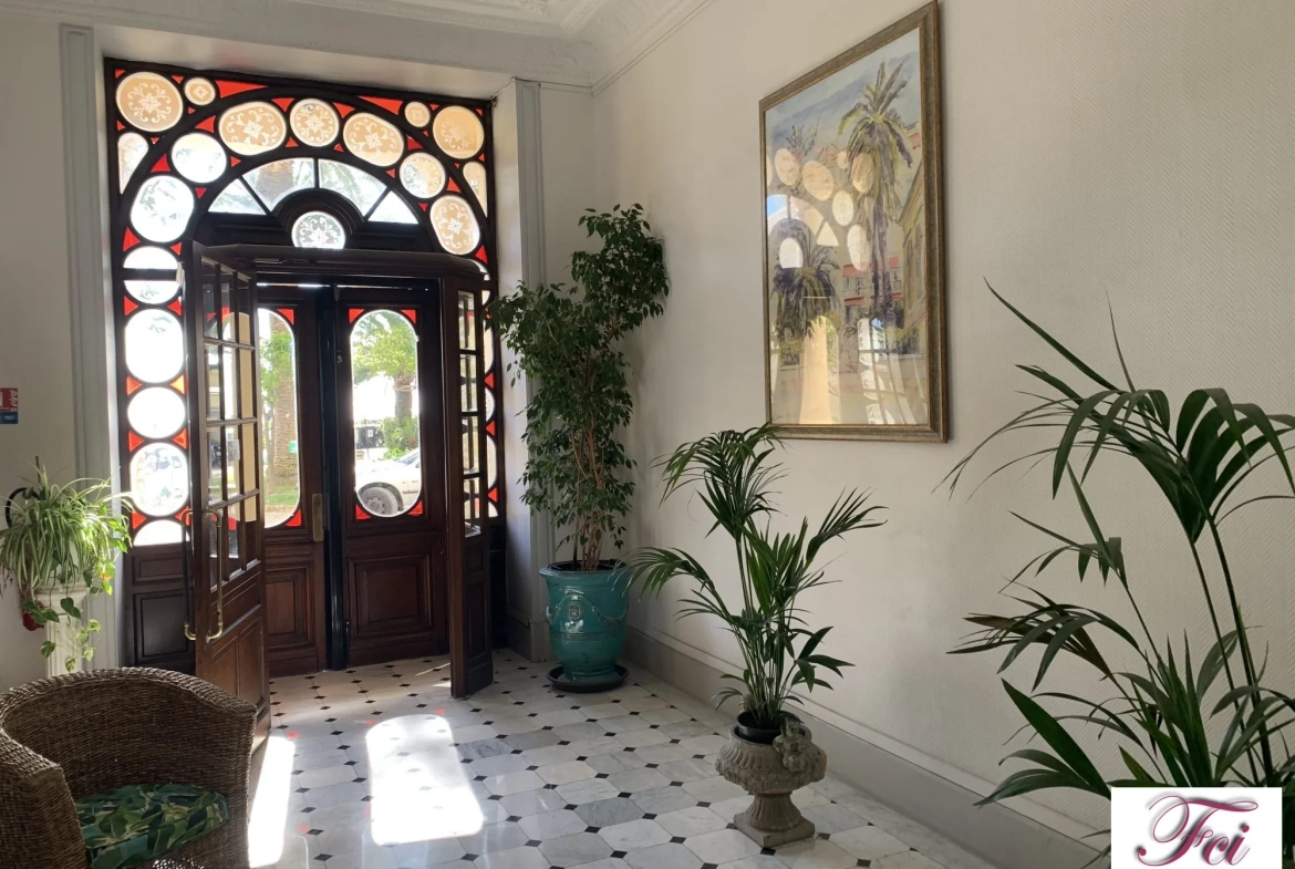Appartement en vente à Menton avec accès direct à la mer, construit en 1867 