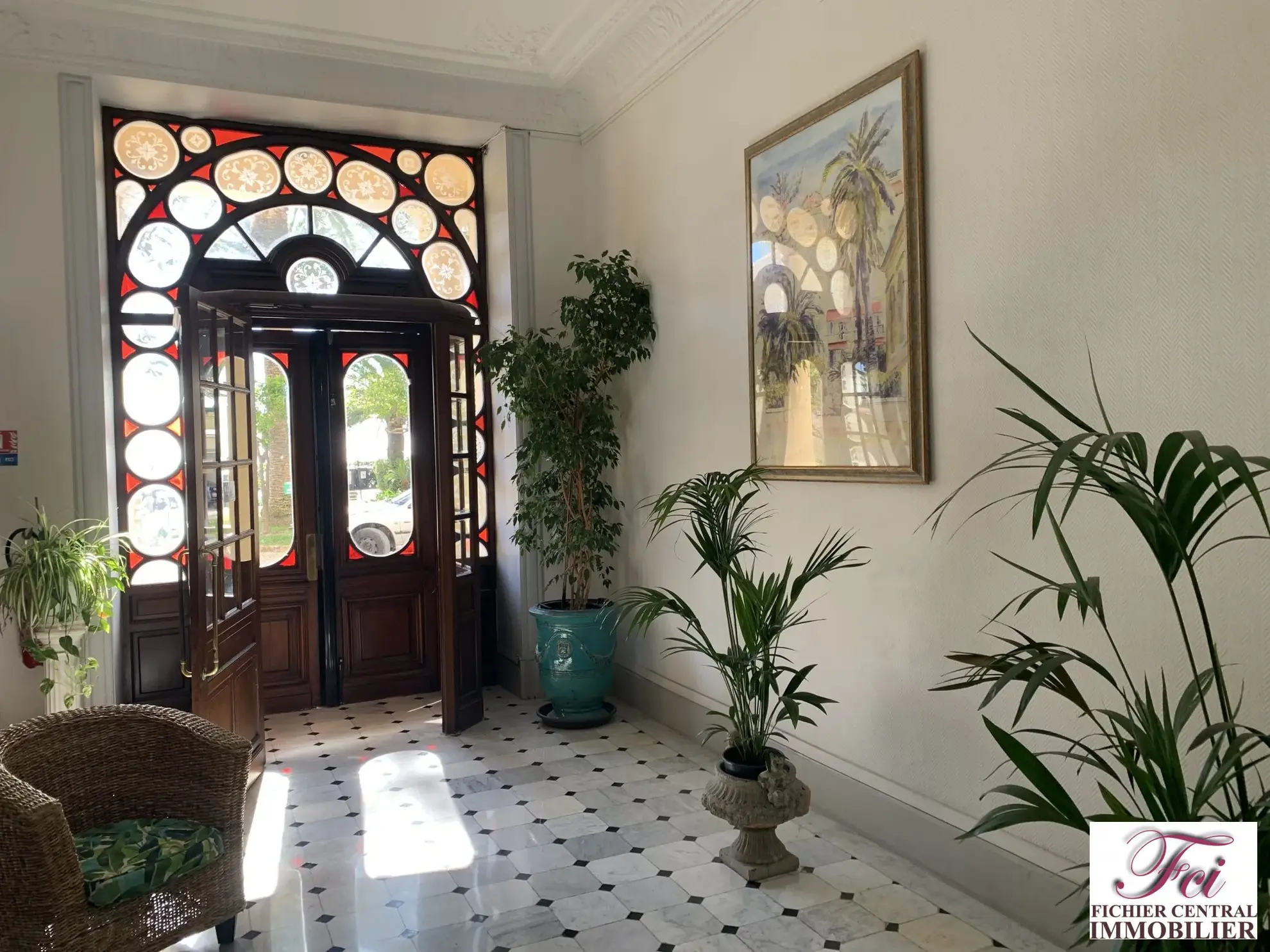 Appartement en vente à Menton avec accès direct à la mer, construit en 1867 