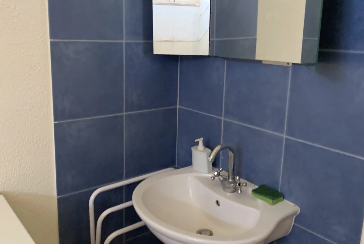 Appartement en vente à Menton avec accès direct à la mer, construit en 1867 