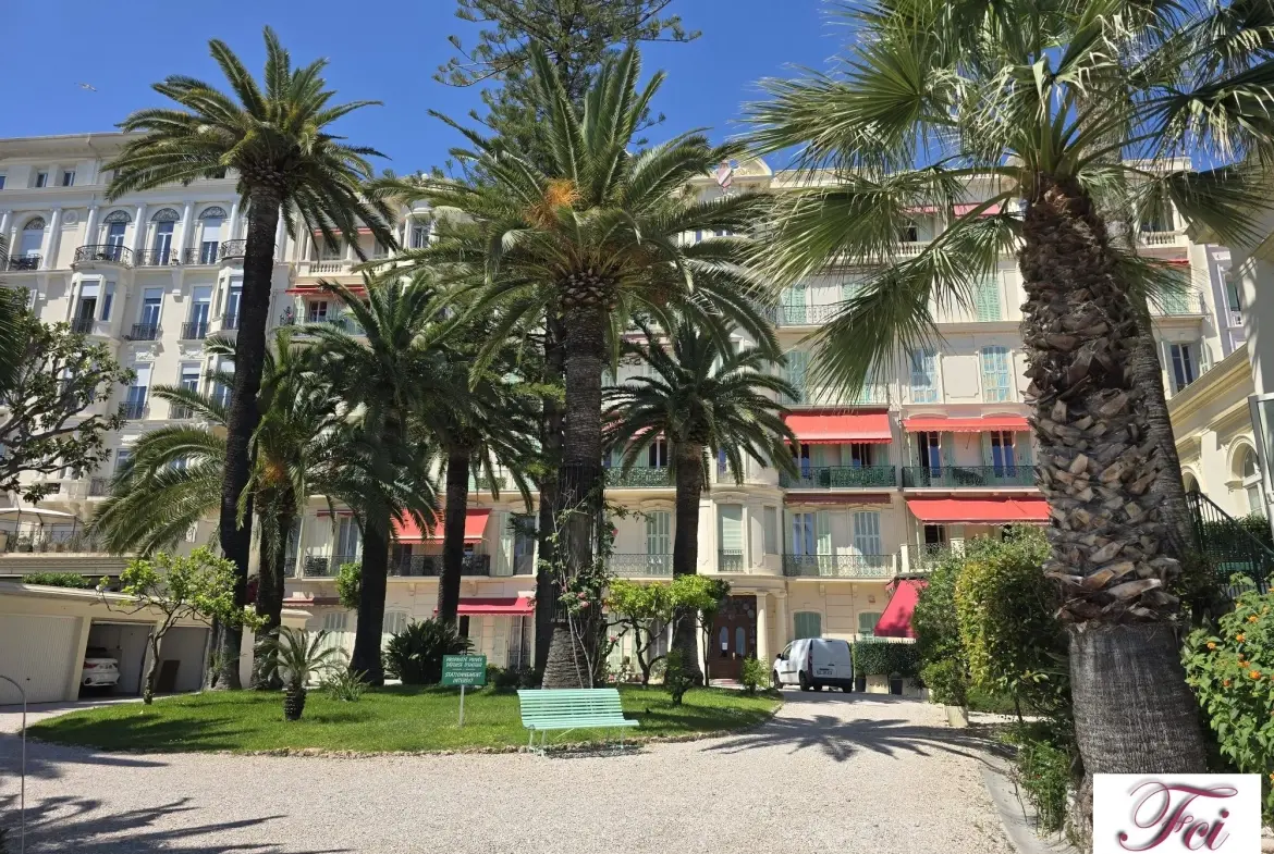 Appartement en vente à Menton avec accès direct à la mer, construit en 1867 