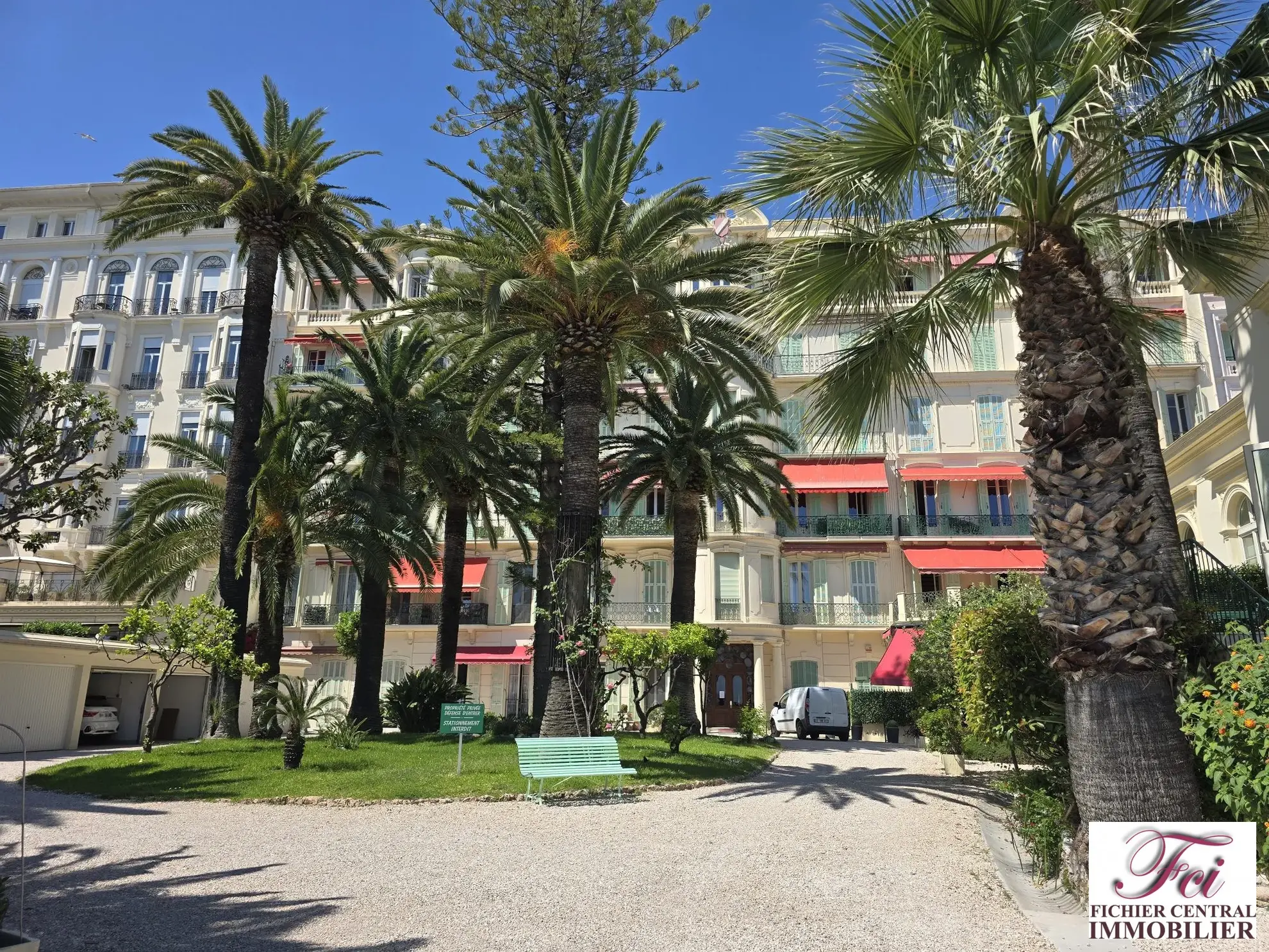 Appartement en vente à Menton avec accès direct à la mer, construit en 1867 