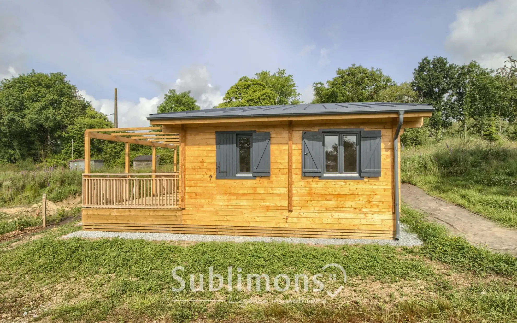 Chalet en bois de 46 m² avec terrasse dans un parc résidentiel à Sulniac 