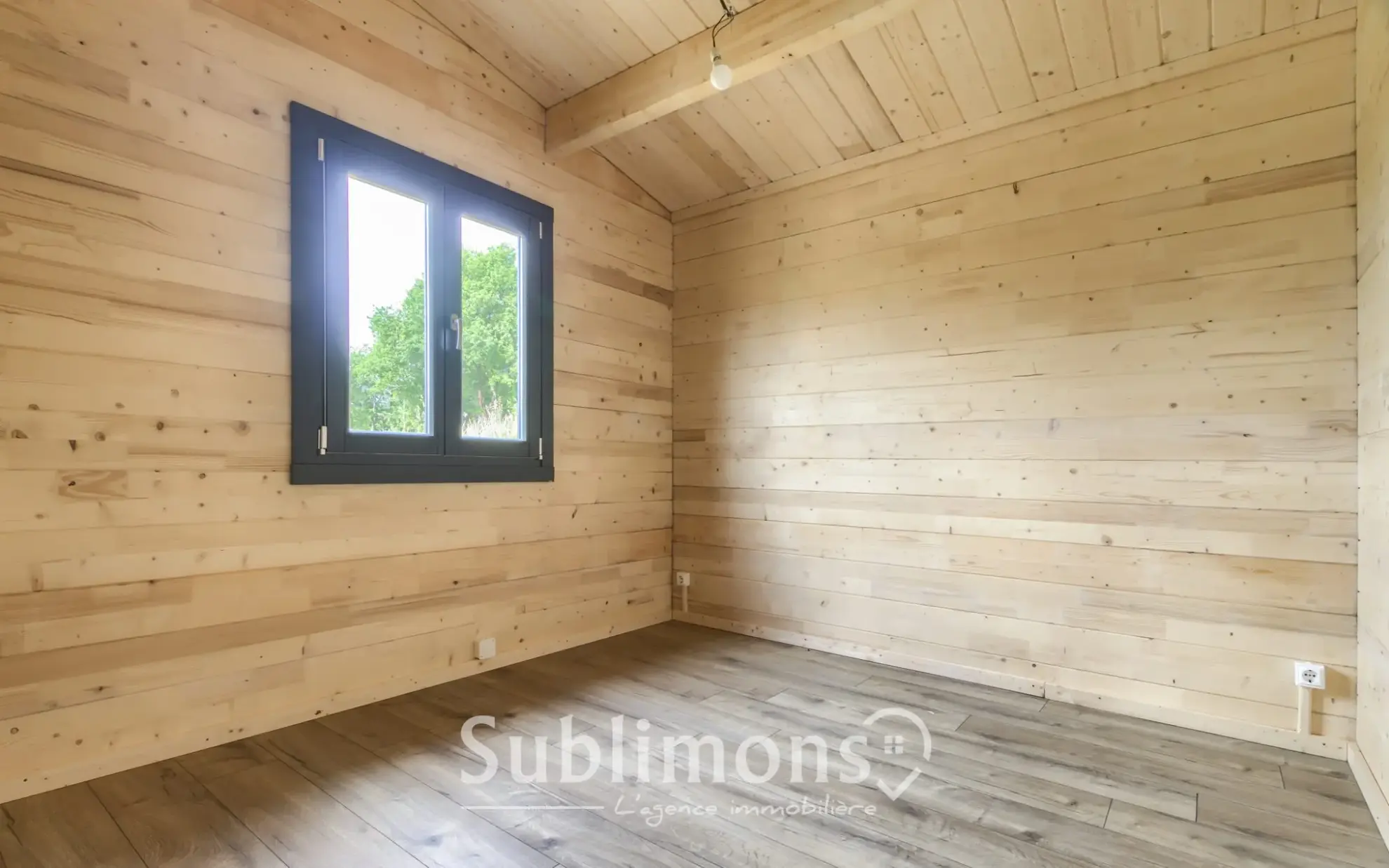 Chalet en bois de 46 m² avec terrasse dans un parc résidentiel à Sulniac 