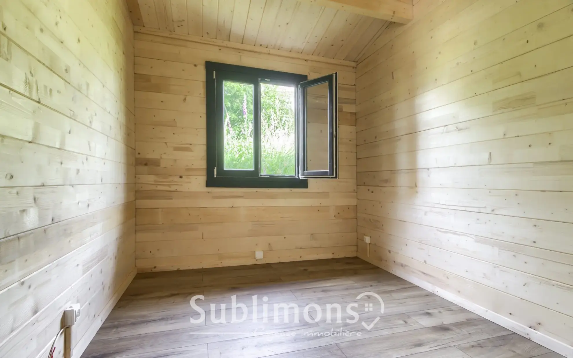Chalet en bois de 46 m² avec terrasse dans un parc résidentiel à Sulniac 