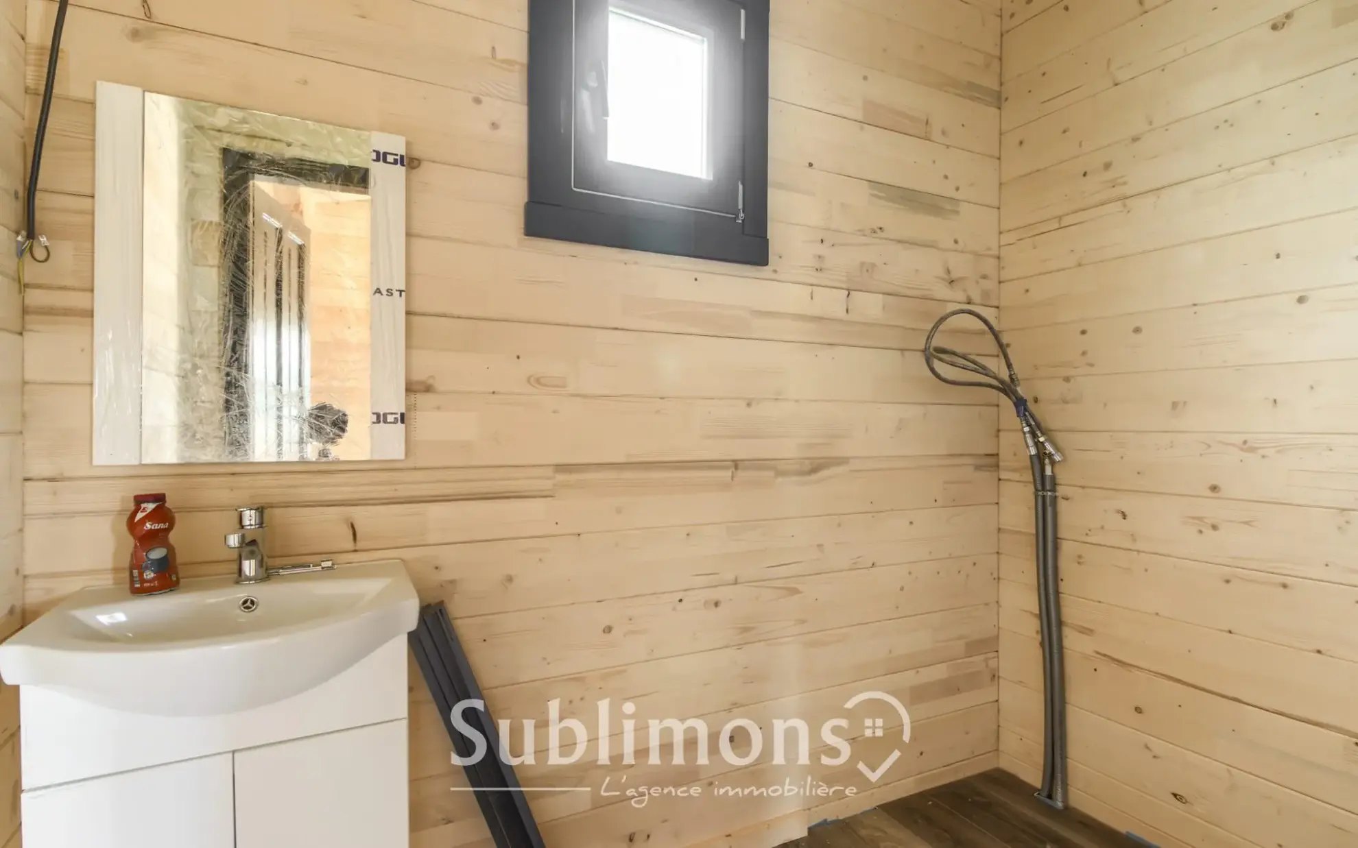 Chalet en bois de 46 m² avec terrasse dans un parc résidentiel à Sulniac 