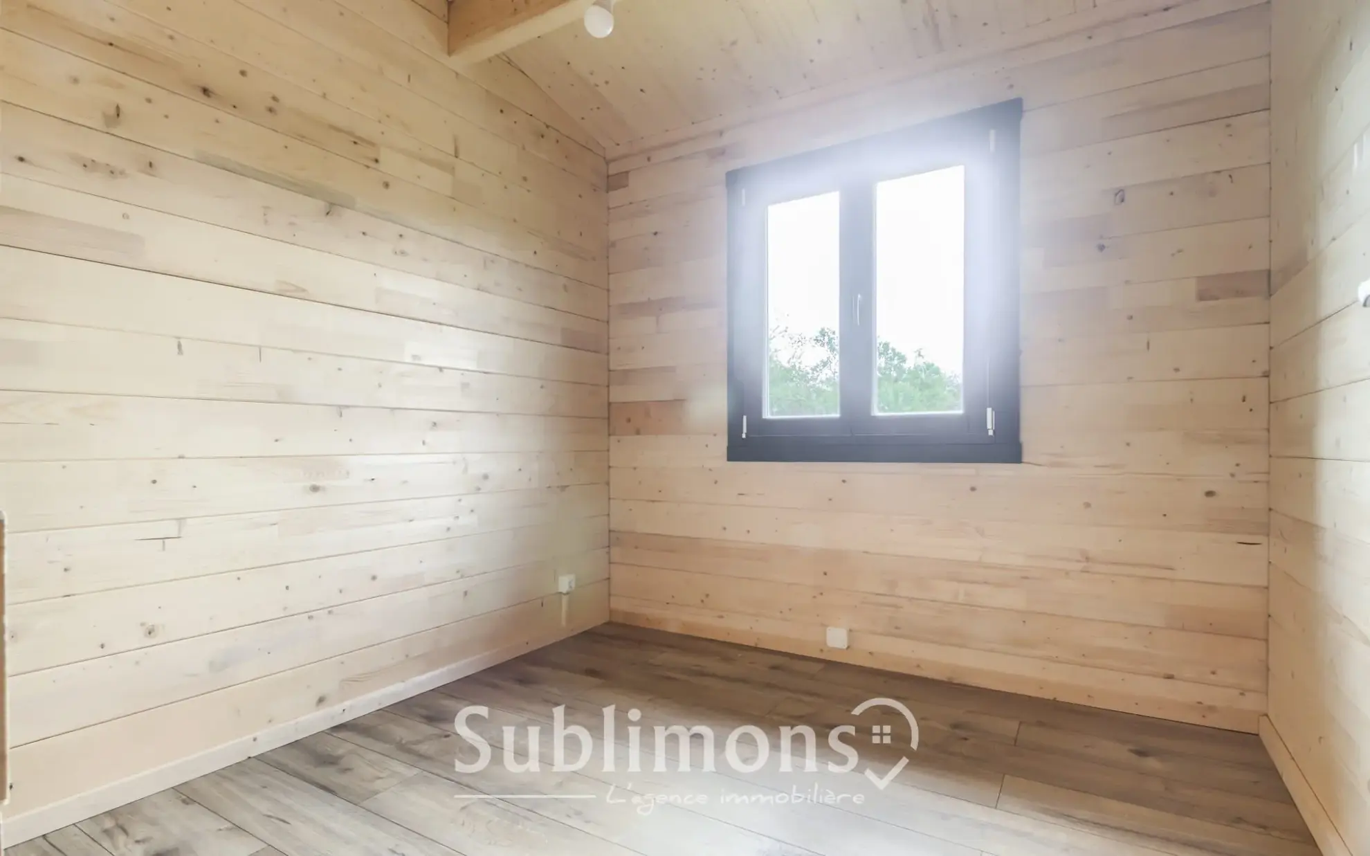 Chalet en bois de 46 m² avec terrasse dans un parc résidentiel à Sulniac 