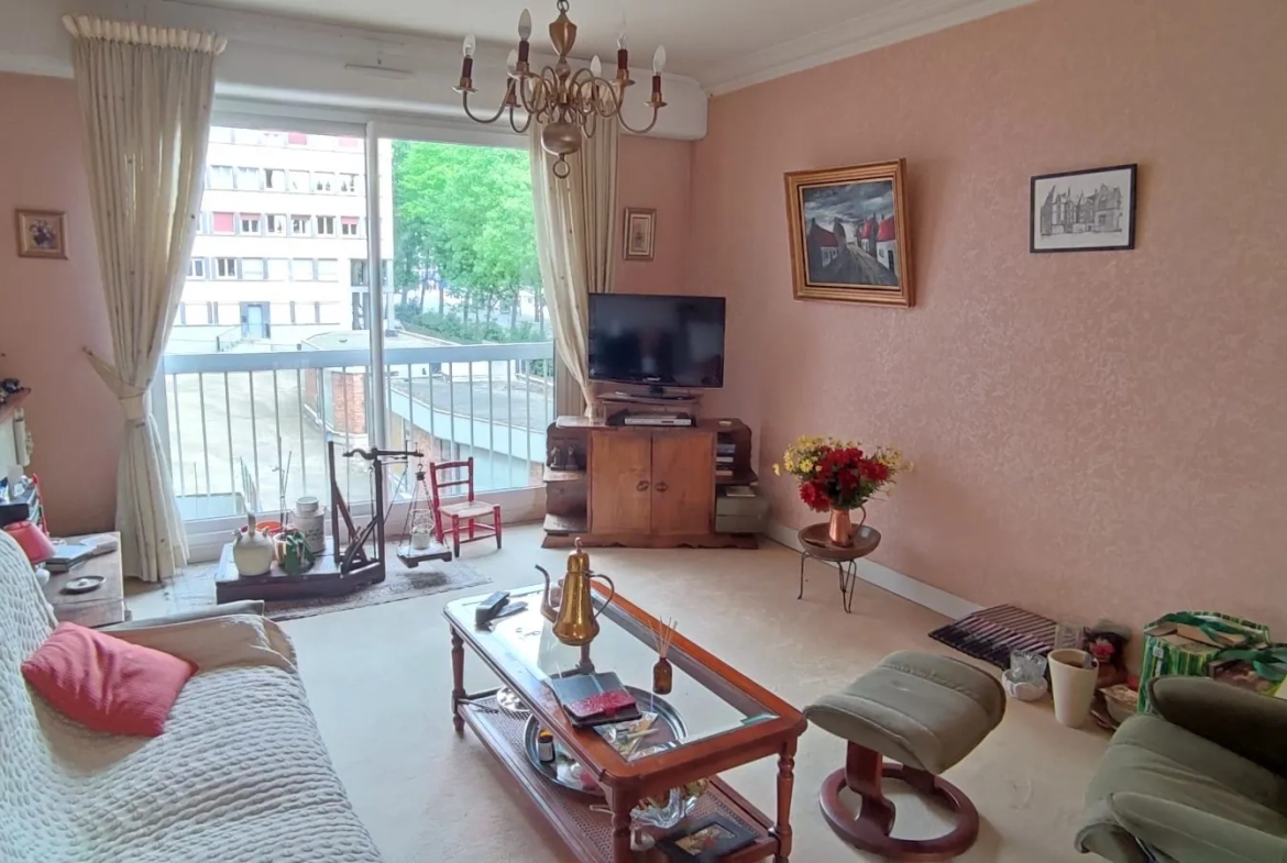 Appartement T2 spacieux avec parking et cave au centre du Mans 