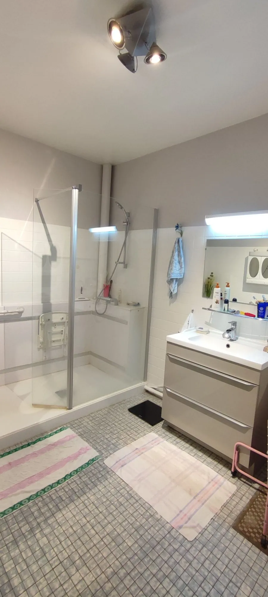 Appartement T2 spacieux avec parking et cave au centre du Mans 