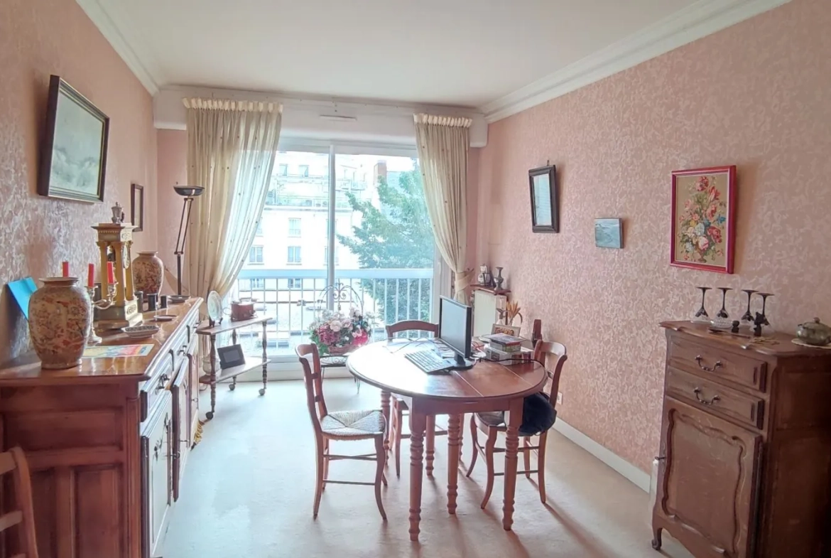 Appartement T2 spacieux avec parking et cave au centre du Mans 