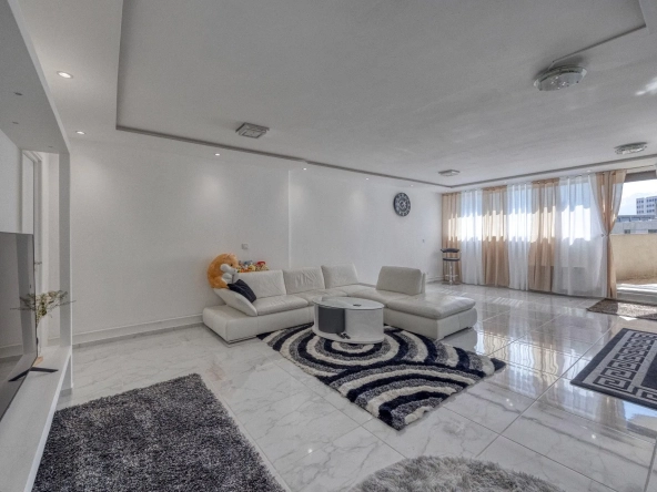 Appartement T4 rénové de 84 m² à Grenoble avec terrasse et cave, idéalement situé