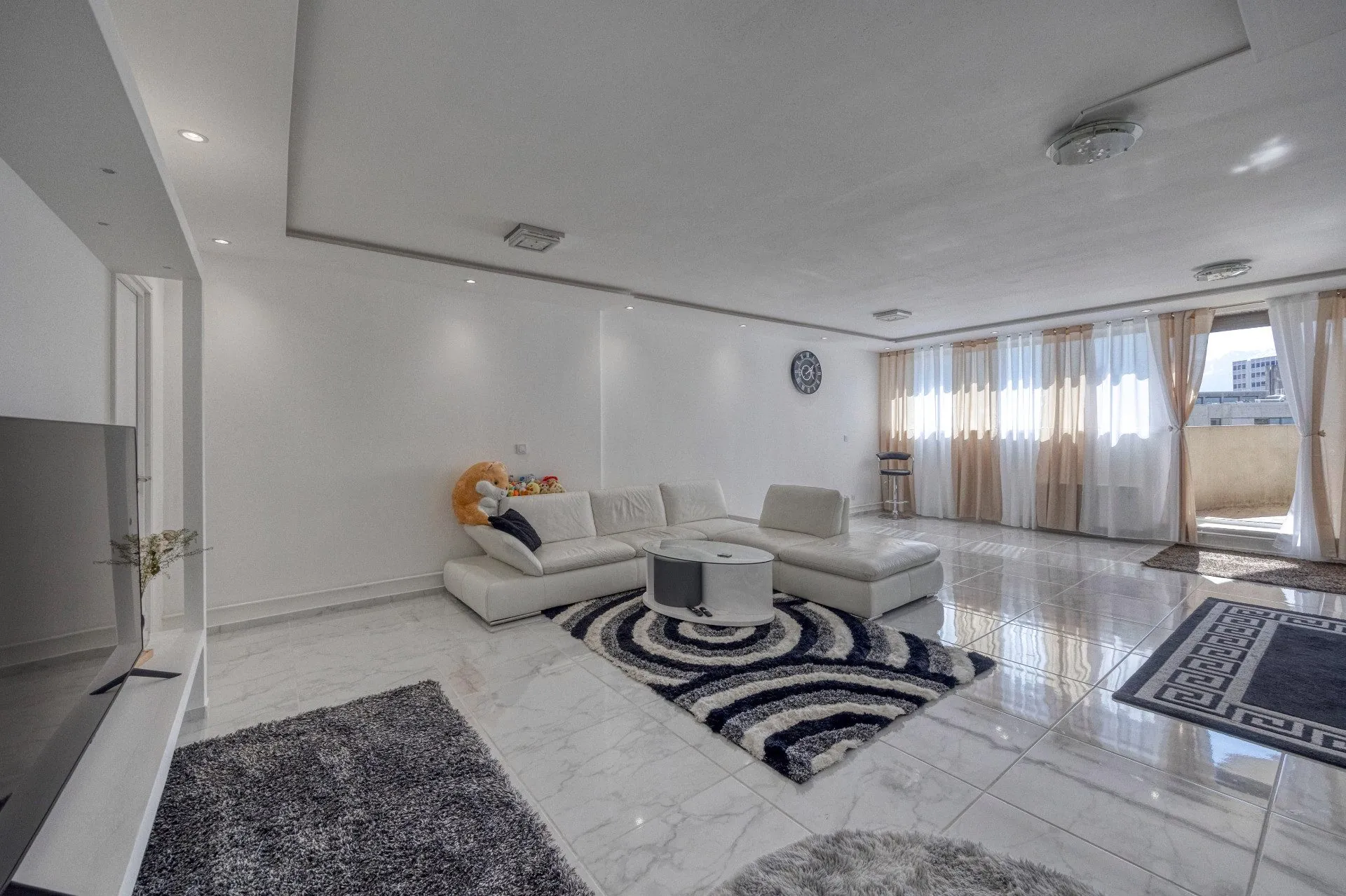 Appartement T4 rénové de 84 m² à Grenoble avec terrasse et cave, idéalement situé 