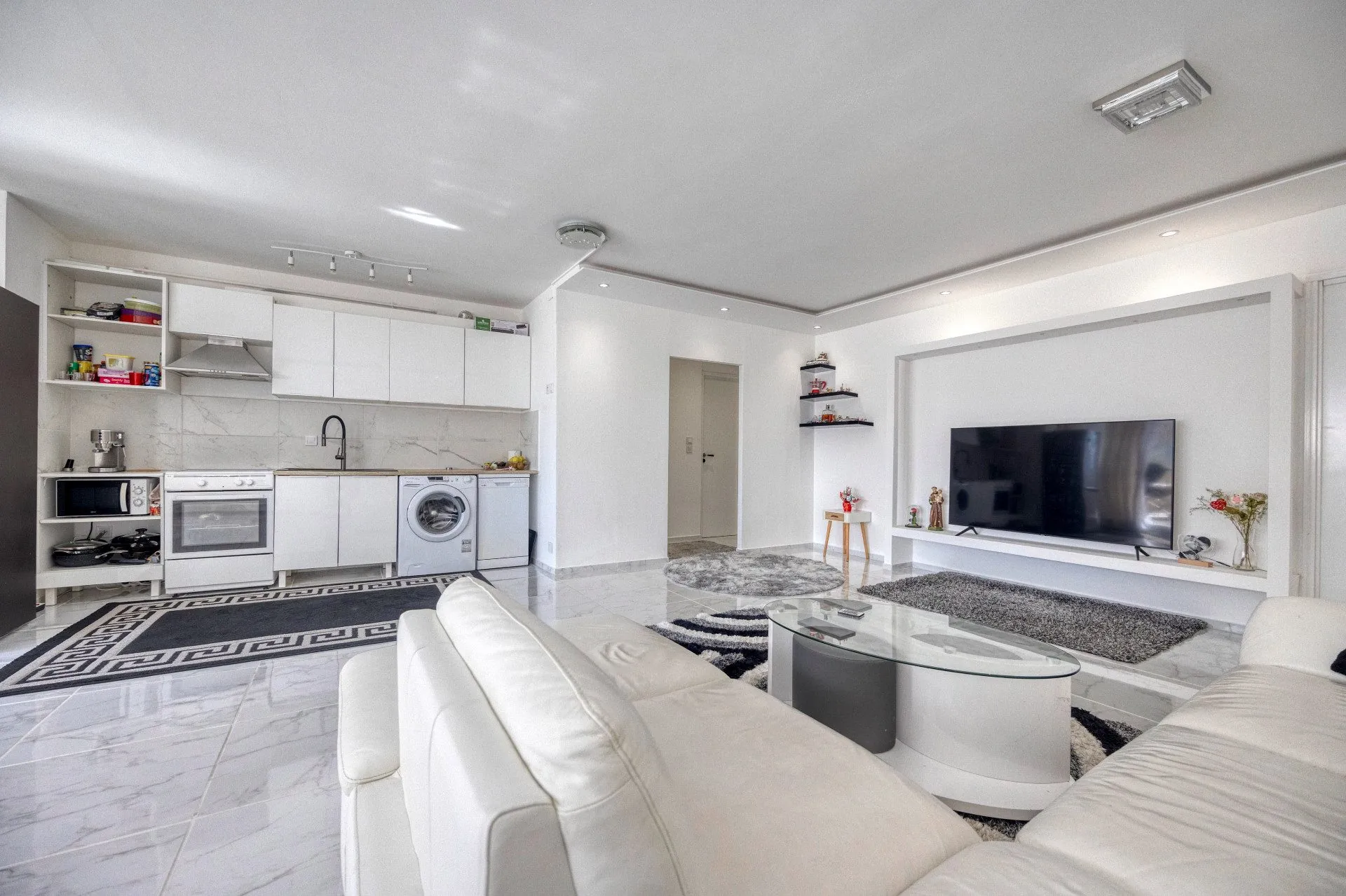 Appartement T4 rénové de 84 m² à Grenoble avec terrasse et cave, idéalement situé 