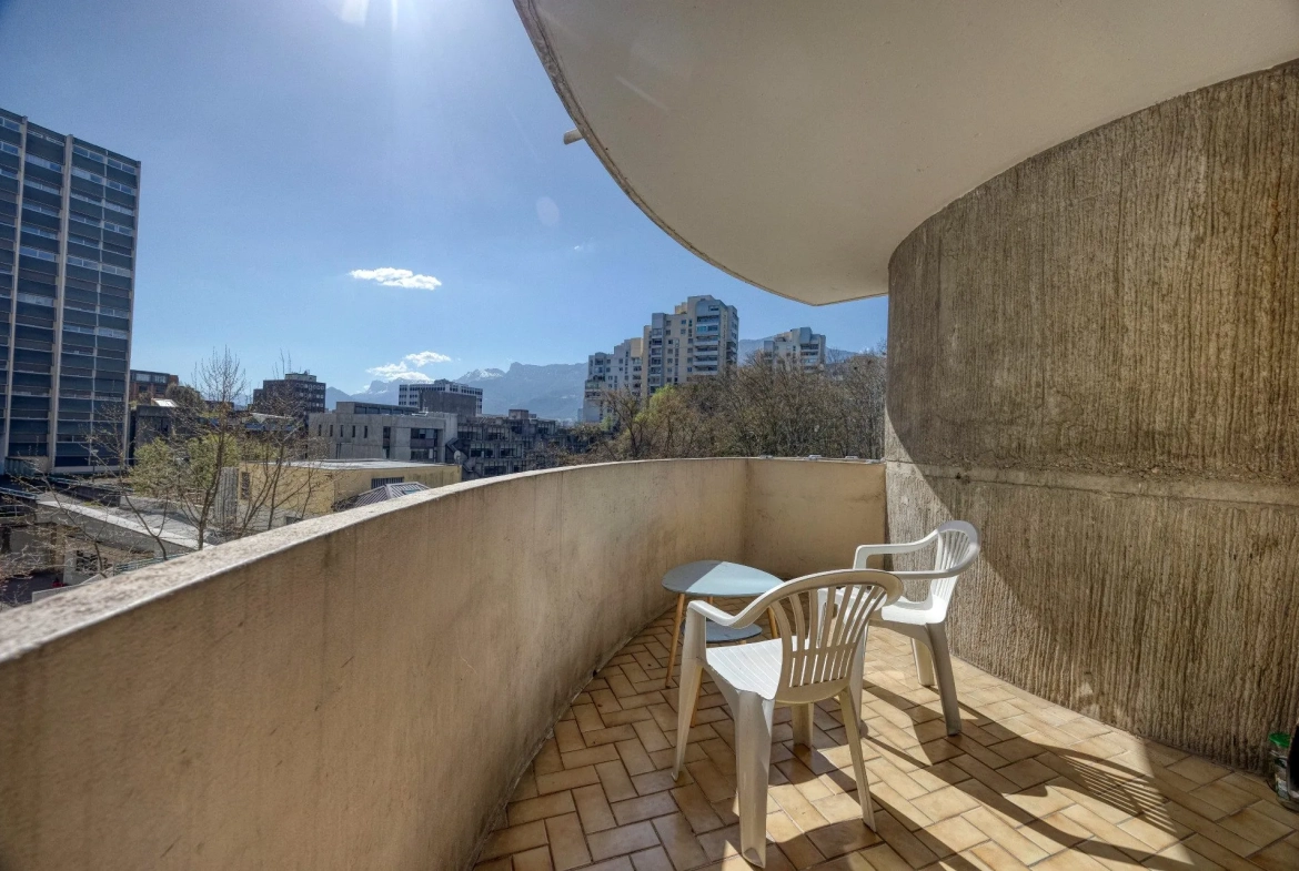 Appartement T4 rénové de 84 m² à Grenoble avec terrasse et cave, idéalement situé 
