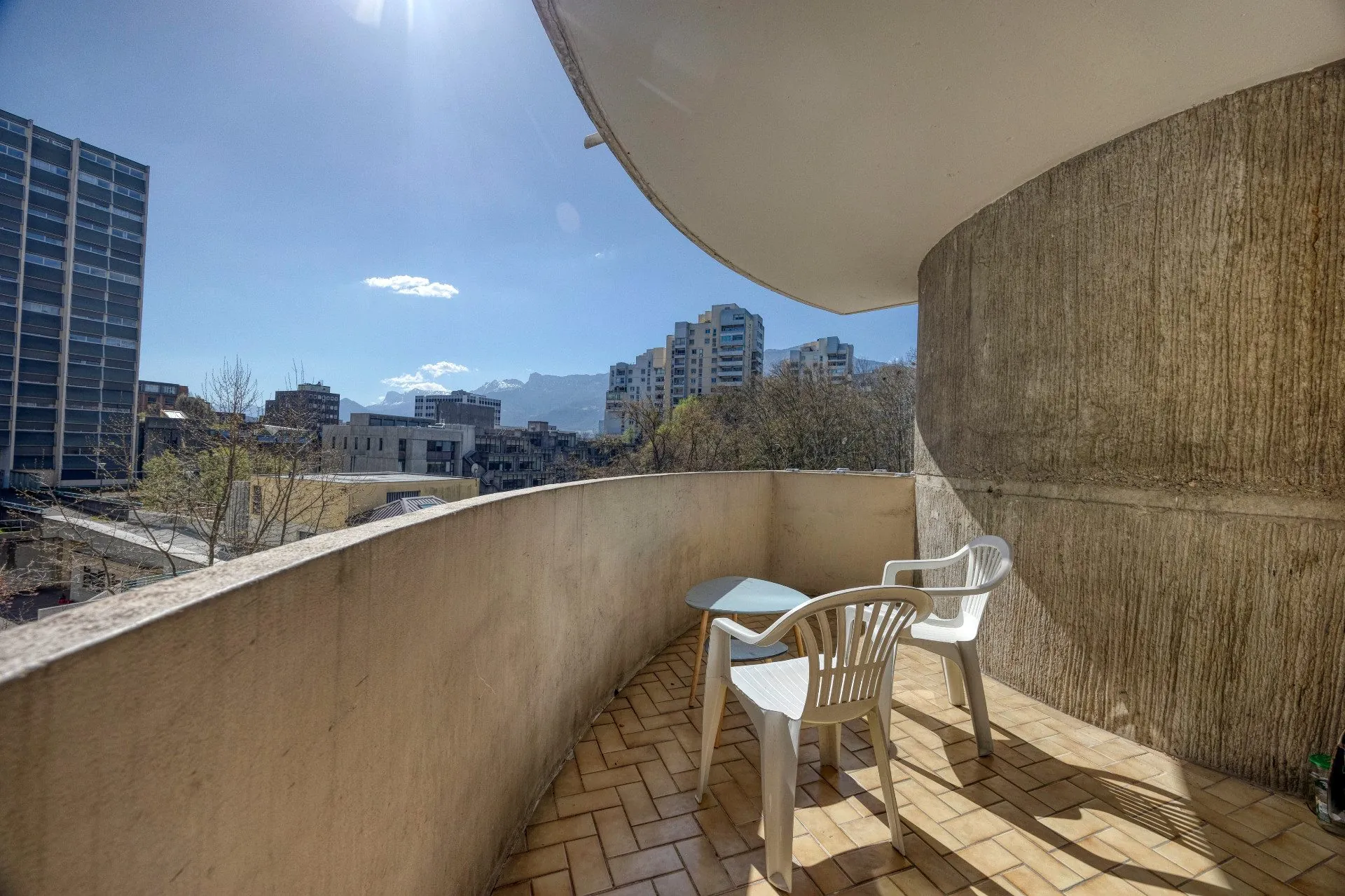 Appartement T4 rénové de 84 m² à Grenoble avec terrasse et cave, idéalement situé 