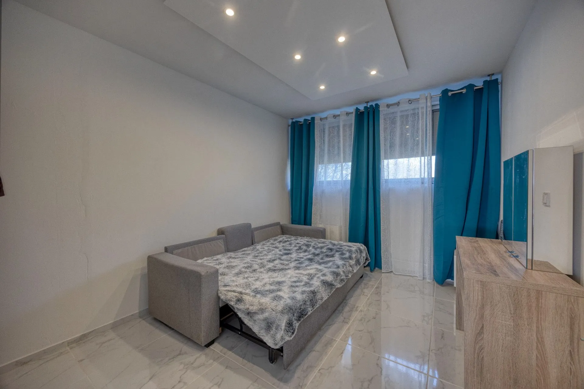 Appartement T4 rénové de 84 m² à Grenoble avec terrasse et cave, idéalement situé 